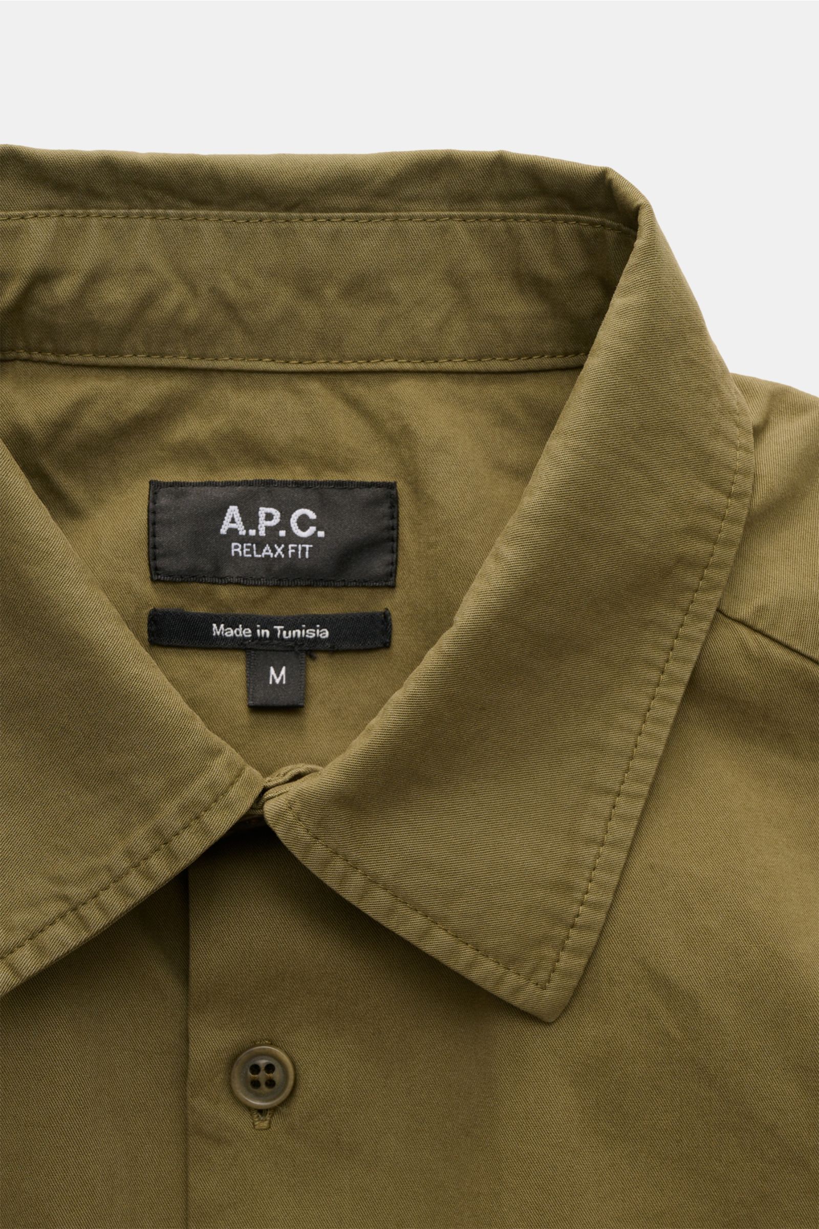 Nahaufnahme des A.P.C. Overshirt 'Malo' oliv von vorne, zeigt den feinen Twill, Umlegekragen und Knopfleiste.