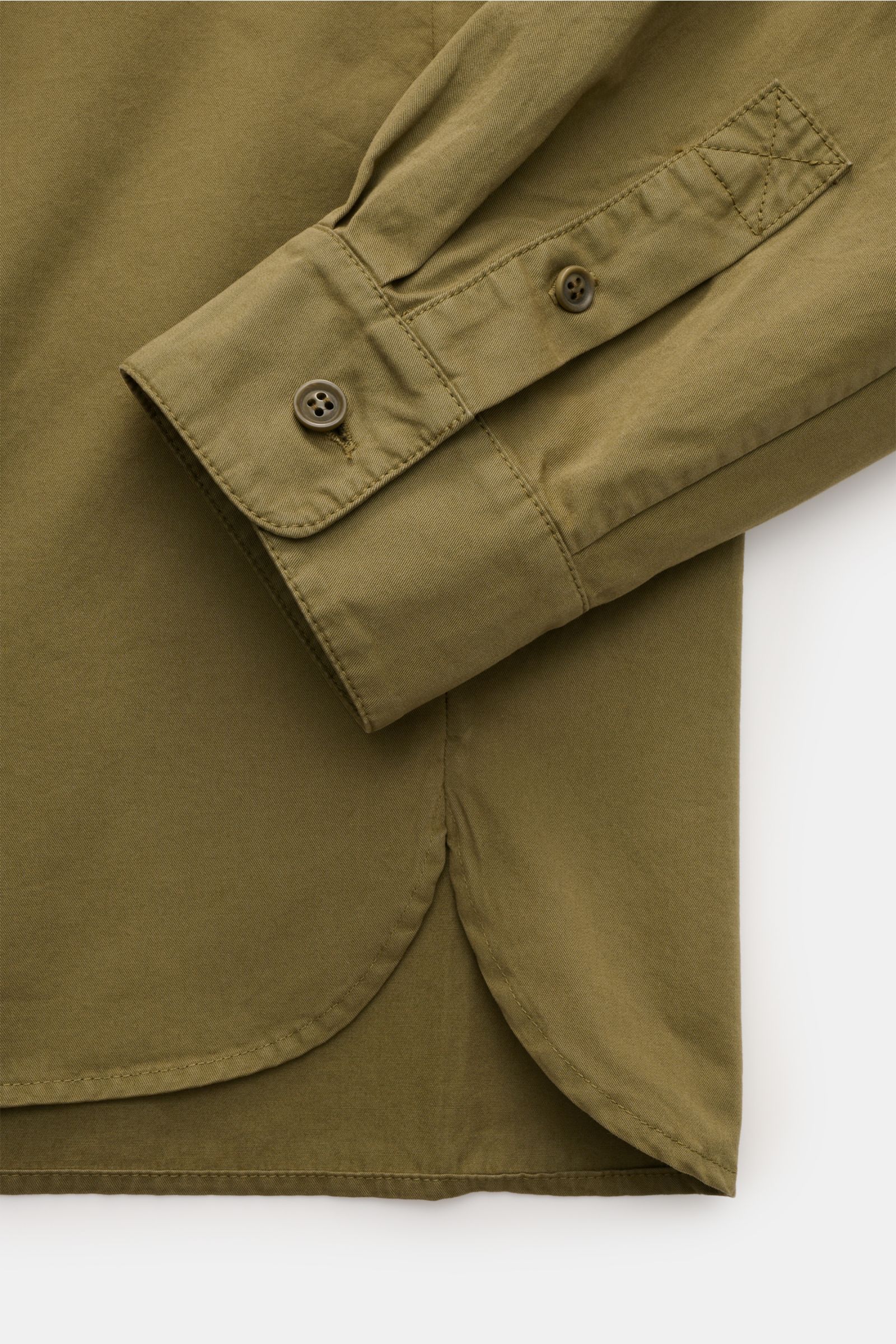 A.P.C. Overshirt 'Malo' oliv Detailaufnahme von Manschette und gerundetem Saum, feiner Baumwoll-Twill, soft im Griff.