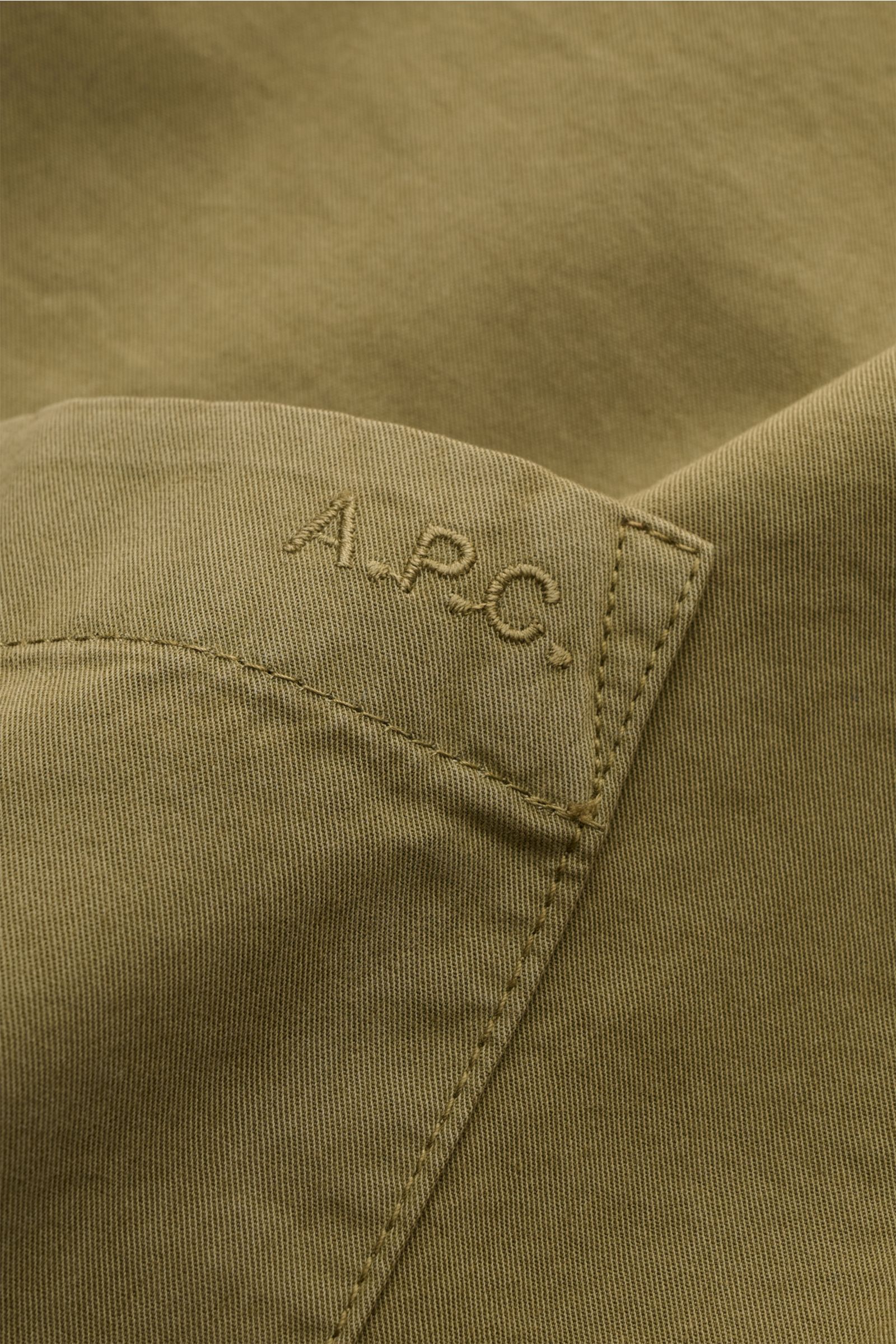 A.P.C. Overshirt 'Malo' oliv aus feinem Baumwoll-Twill, weicher Griff, Detailansicht der aufgesetzten Brusttasche mit Logo-Stickerei, garment dyed.