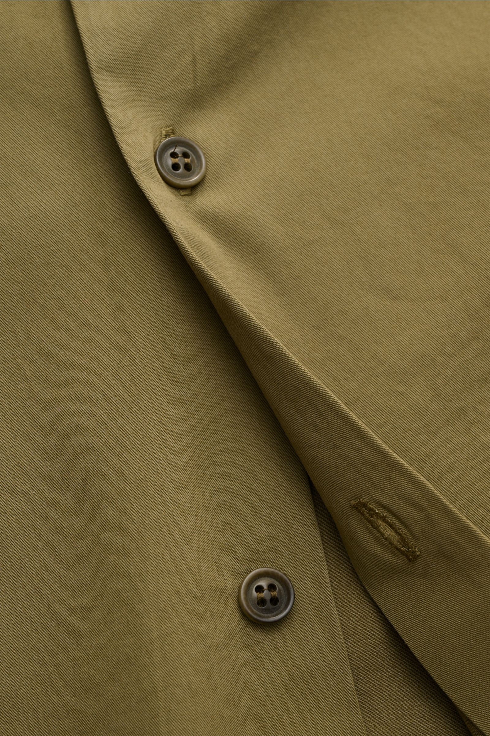 Nahaufnahme des olivfarbenen A.P.C. Overshirt 'Malo' aus feinem Baumwoll-Twill mit sieben Knöpfen, weichem Griff und gerundetem Saum.
