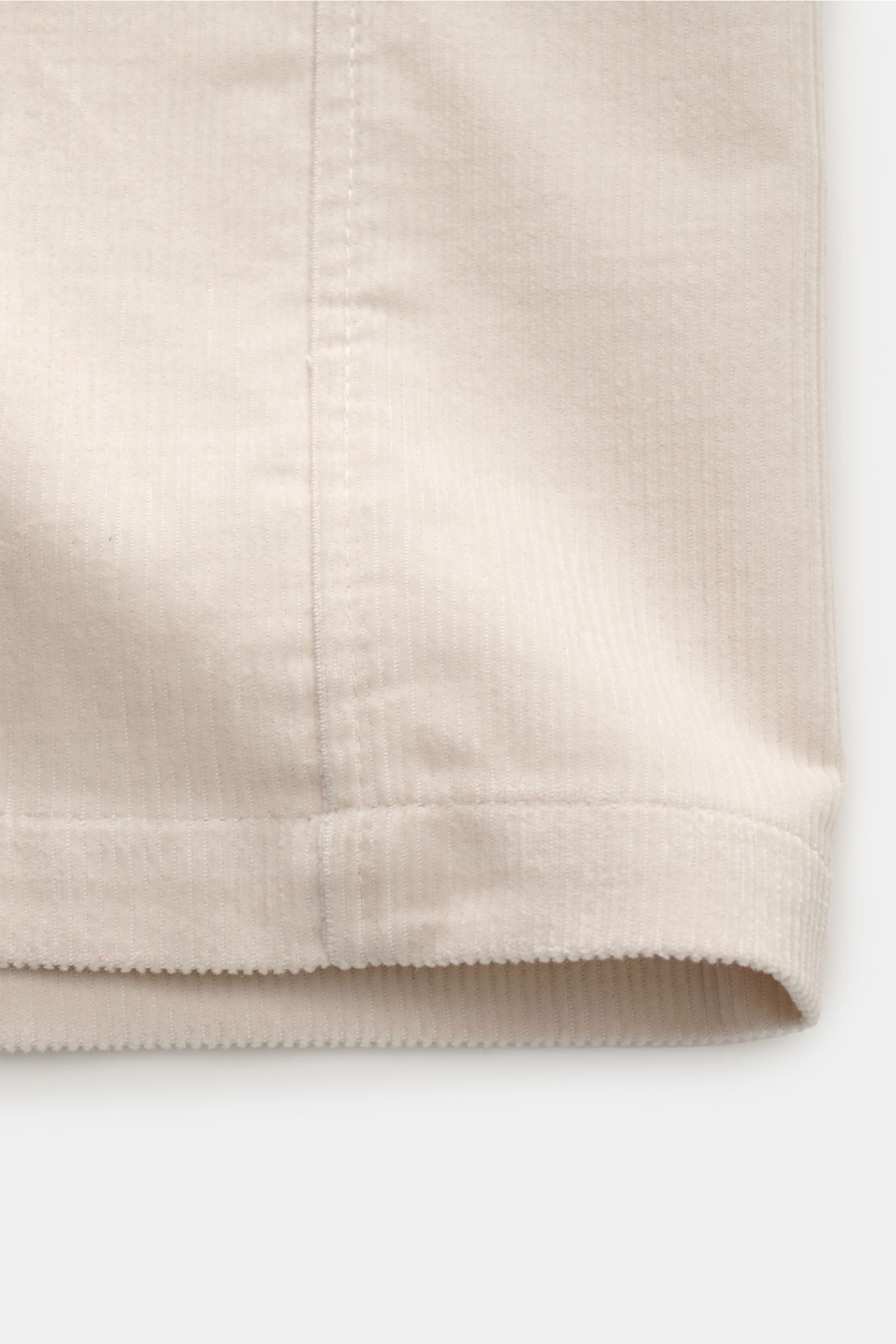 A close-up front view of the hem and seam details of the A.P.C. Overshirt 'Leon' creme made of fine cotton corduroy, featuring a soft touch and slim fit. Das klassische Overshirt aus feinem Baumwoll-Cord von A.P.C. ist das perfekte Layering-Piece für d