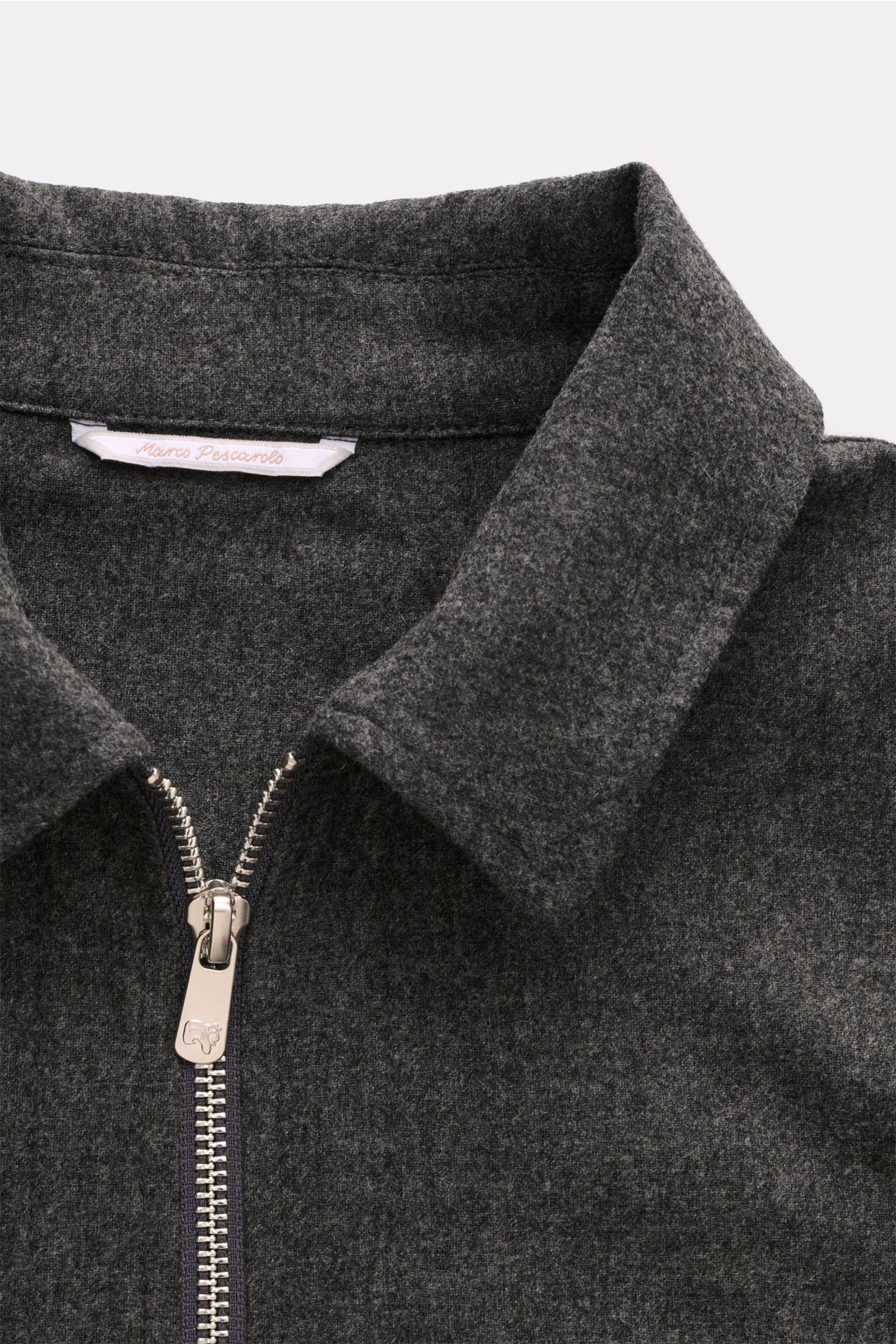Marco Pescarolo Overshirt 'Urus' dunkelgrau meliert, Detailaufnahme von Umlegekragen und Zwei-Wege-Reißverschluss, weiche Woll-Cashmere-Mischung, Slim Fit mit aufgesetzten Brusttaschen.
