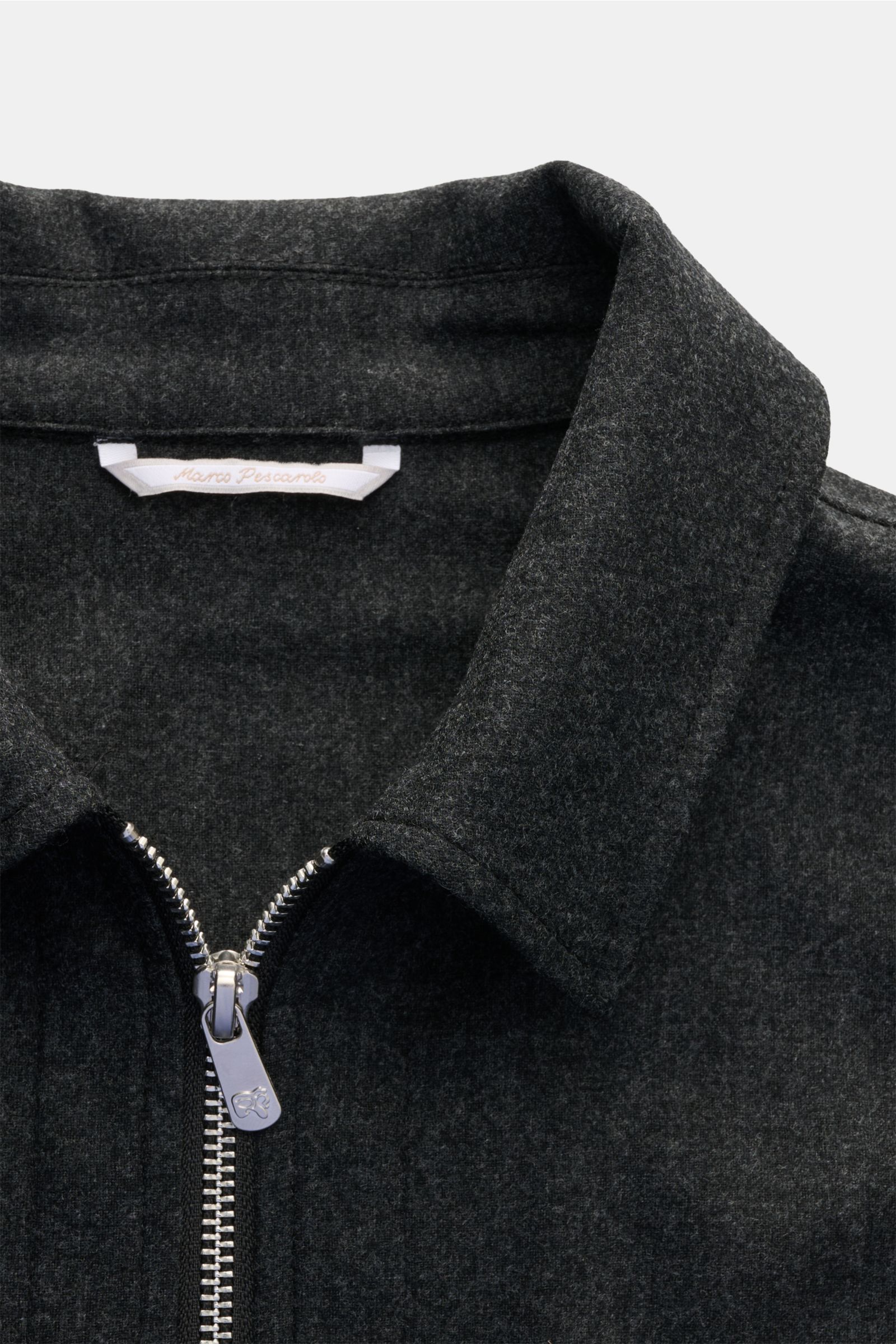 Marco Pescarolo Overshirt 'Urus' anthrazit meliert im Nahaufnahme von oben mit Umlegekragen, Zipper und feiner Webstruktur aus Wolle und Cashmere.