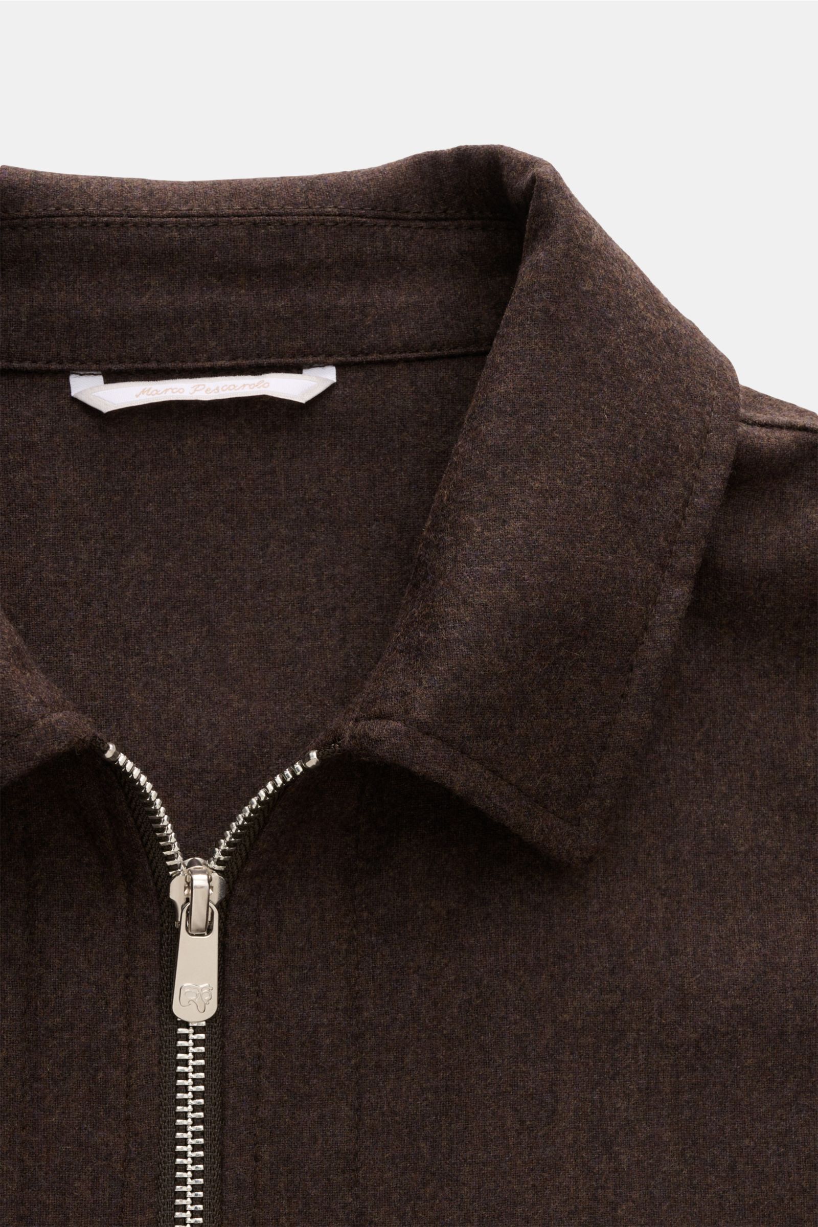 Nahaufnahme von Marco Pescarolo Overshirt 'Urus' dunkelbraun meliert, Slim Fit mit Umlegekragen, Zipper und weicher Woll-Cashmere-Qualität.