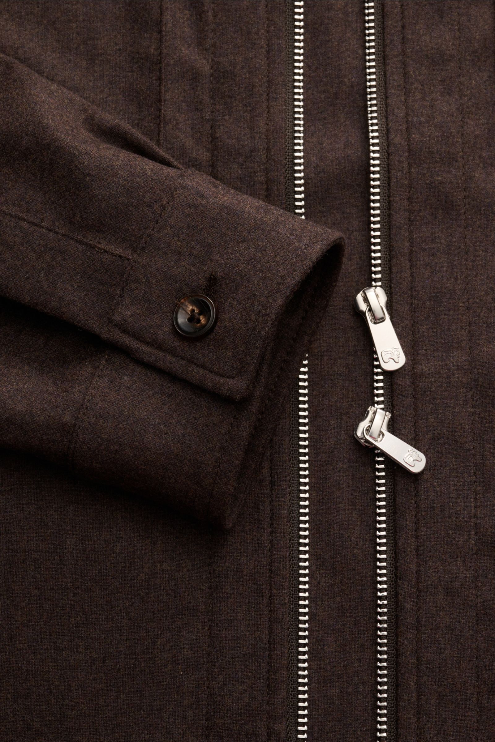 Nahaufnahme des Marco Pescarolo Overshirts 'Urus' dunkelbraun meliert von oben, mit sichtbarem Zwei-Wege-Reißverschluss, Knopfmanschette und feiner Webstruktur.