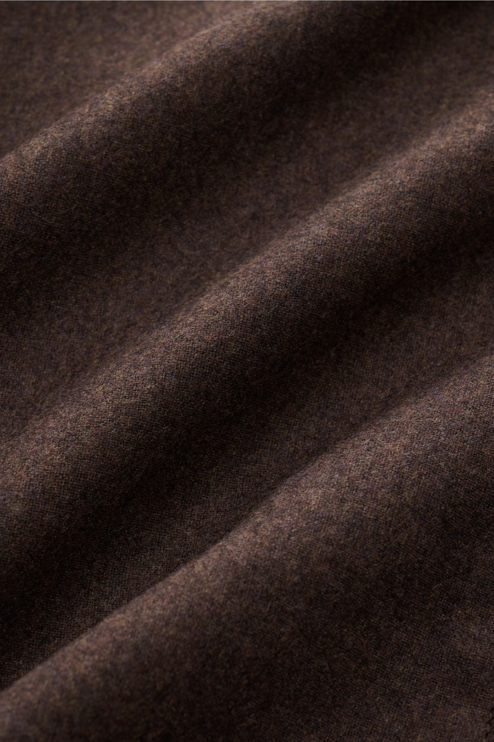 Nahaufnahme der fein gewebten, weichgriffigen Stoffstruktur des Marco Pescarolo Overshirt 'Urus' dunkelbraun meliert aus Wolle und Cashmere.