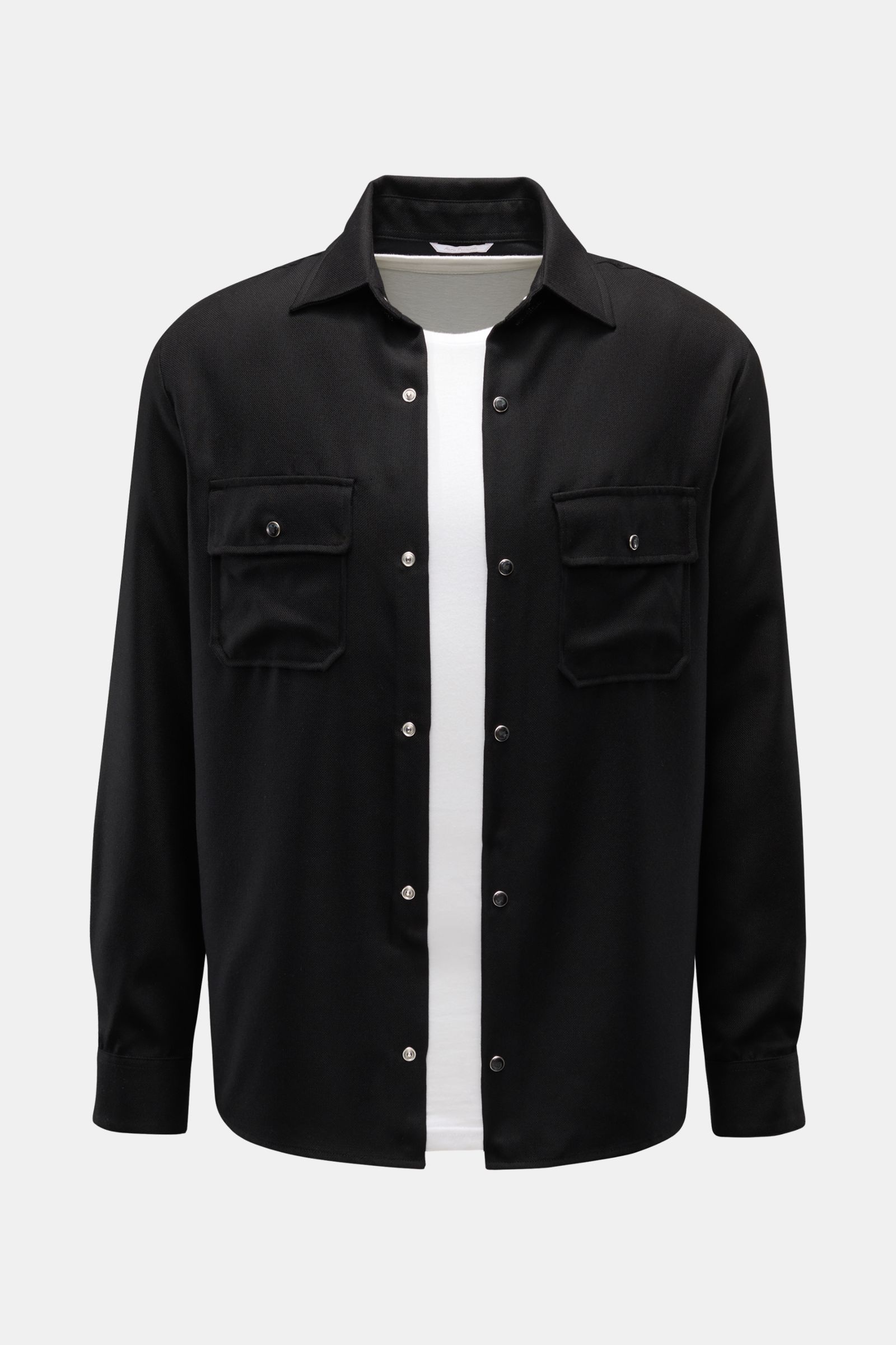 Front view of Marco Pescarolo Overshirt 'Next' schwarz in black cashmere, featuring chest pockets, snap buttons, and a rounded hem.

Description: MARCO PESCAROLO begeistert mit dem traditionell in Italien gefertigten Overshirt 'Next' und verbindet wie 