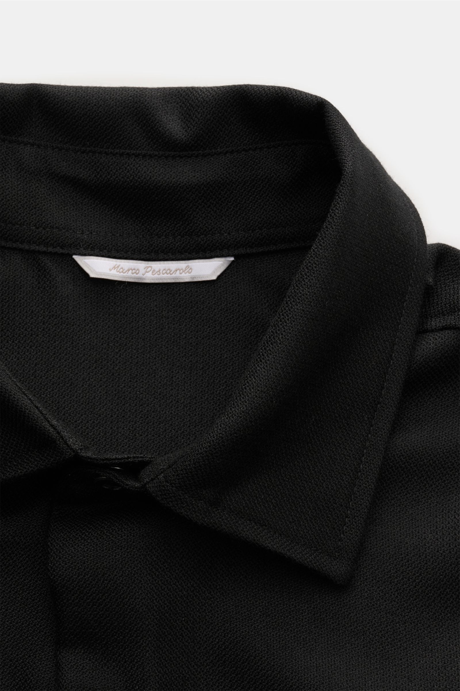 Close-up front view of the collar of the Marco Pescarolo Overshirt 'Next' schwarz, made of pure black cashmere.

Description:  
MARCO PESCAROLO begeistert mit dem traditionell in Italien gefertigten Overshirt 'Next' und verbindet wie selbstverständlich