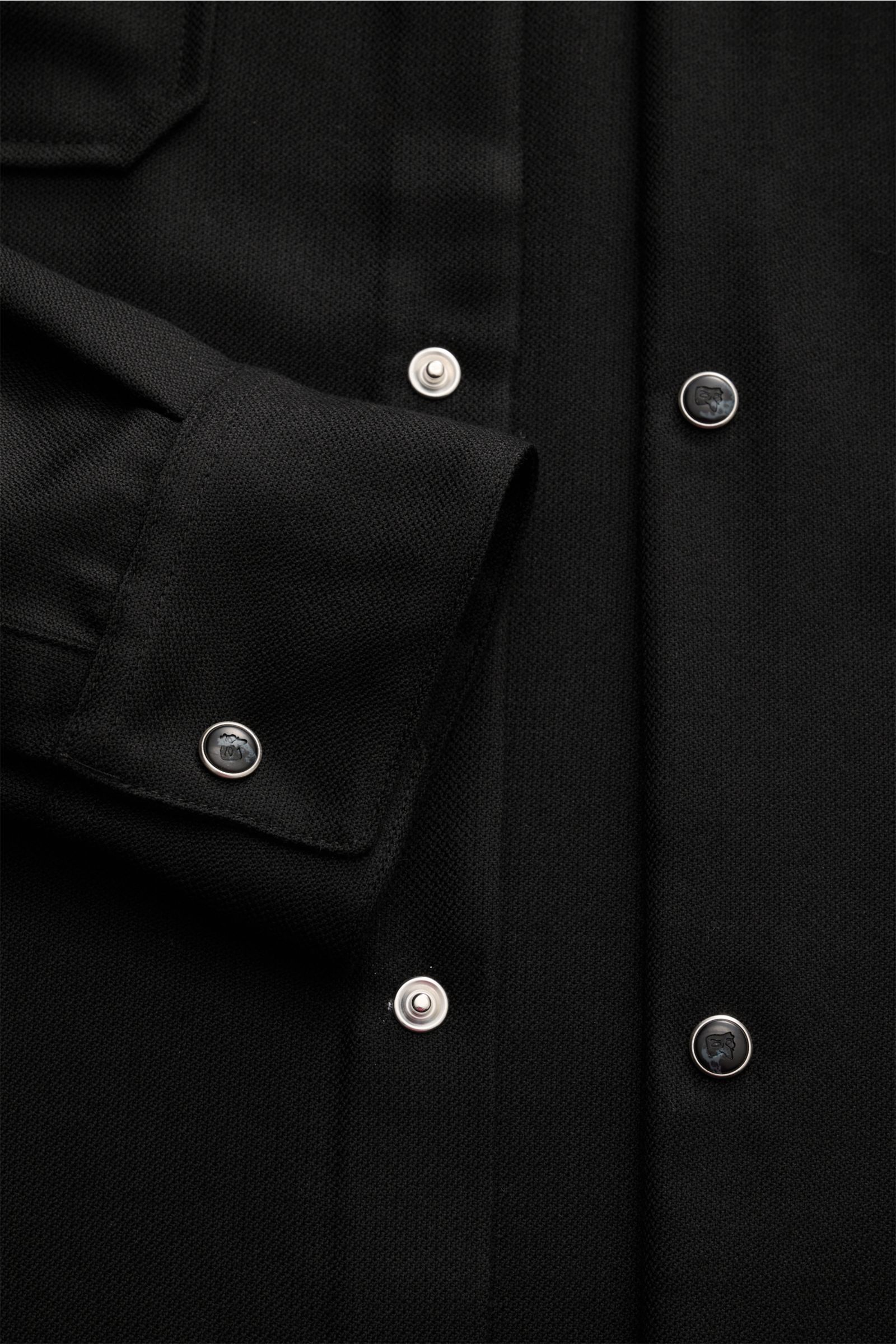 Close-up front view of the Marco Pescarolo Overshirt 'Next' schwarz showing black pure cashmere fabric, snap buttons, and cuff details.  
MARCO PESCAROLO begeistert mit dem traditionell in Italien gefertigten Overshirt 'Next' und verbindet wie selbstverst