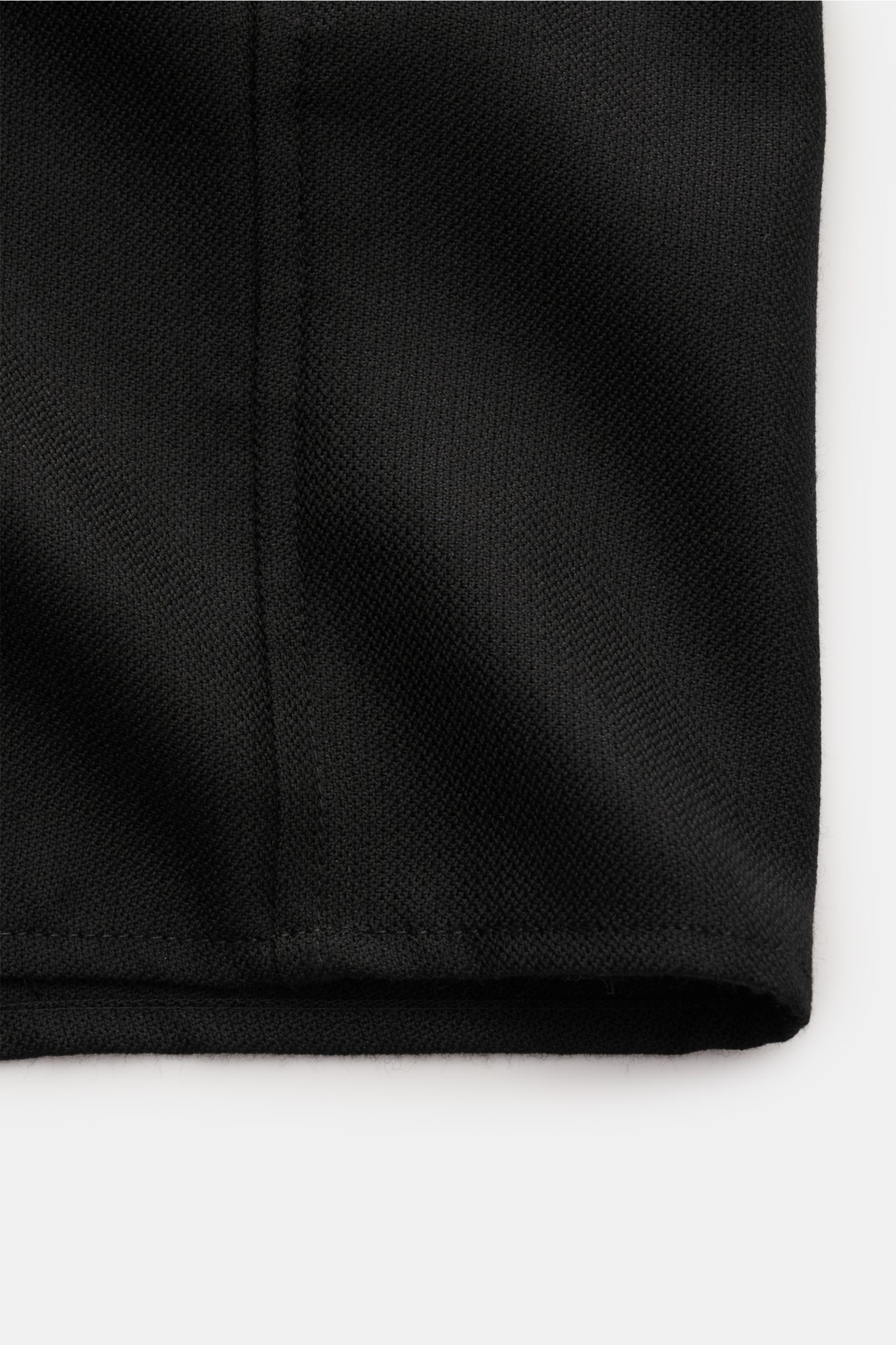 Close-up image of the hem and seam of the Marco Pescarolo Overshirt 'Next' schwarz, showing fine black cashmere fabric texture. MARCO PESCAROLO begeistert mit dem traditionell in Italien gefertigten Overshirt 'Next' und verbindet wie selbstverständlich