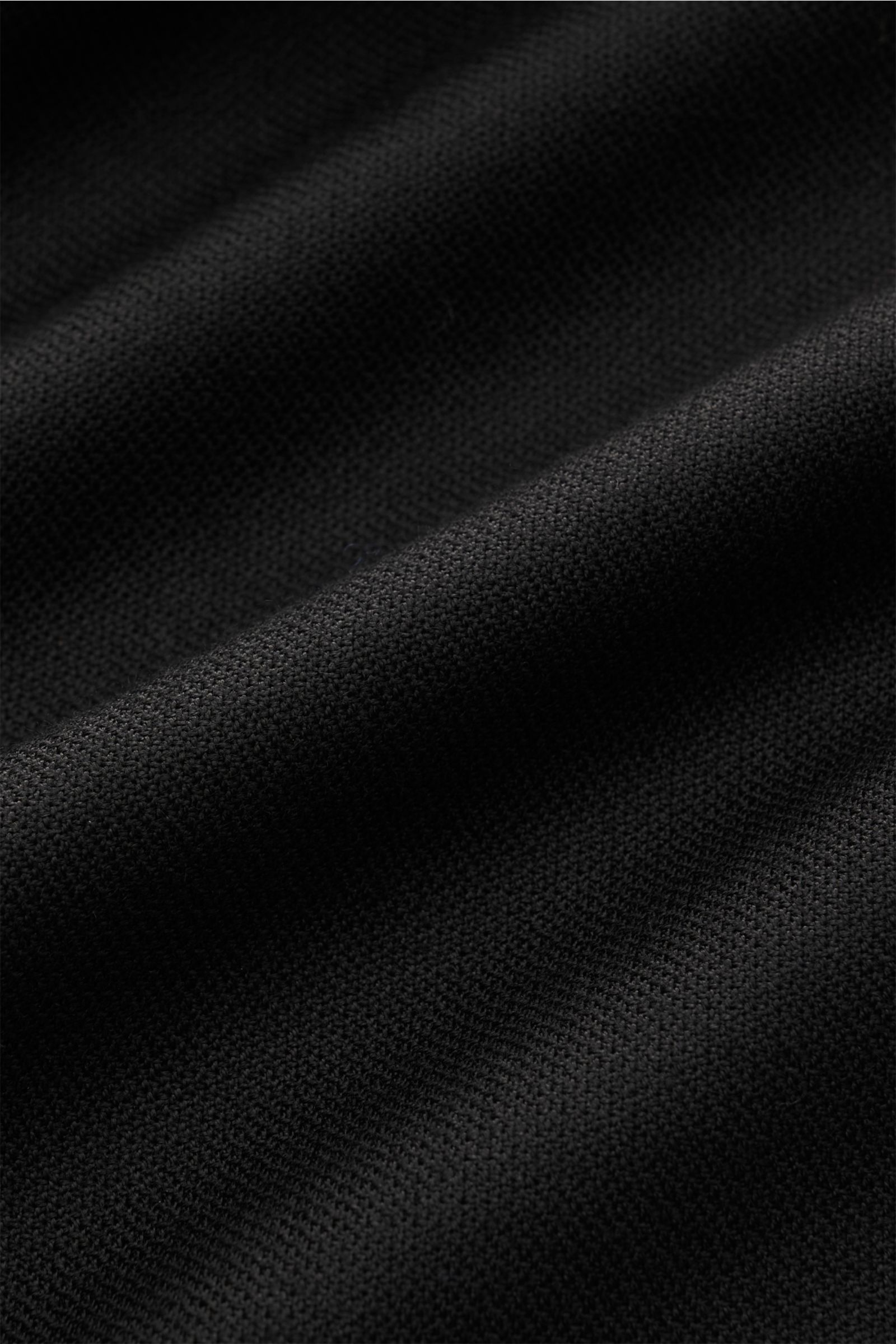 Close-up front view of the finely woven black fabric of the Marco Pescarolo Overshirt 'Next' schwarz, showcasing its soft cashmere texture and subtle weave.

Description: MARCO PESCAROLO begeistert mit dem traditionell in Italien gefertigten Overshirt 