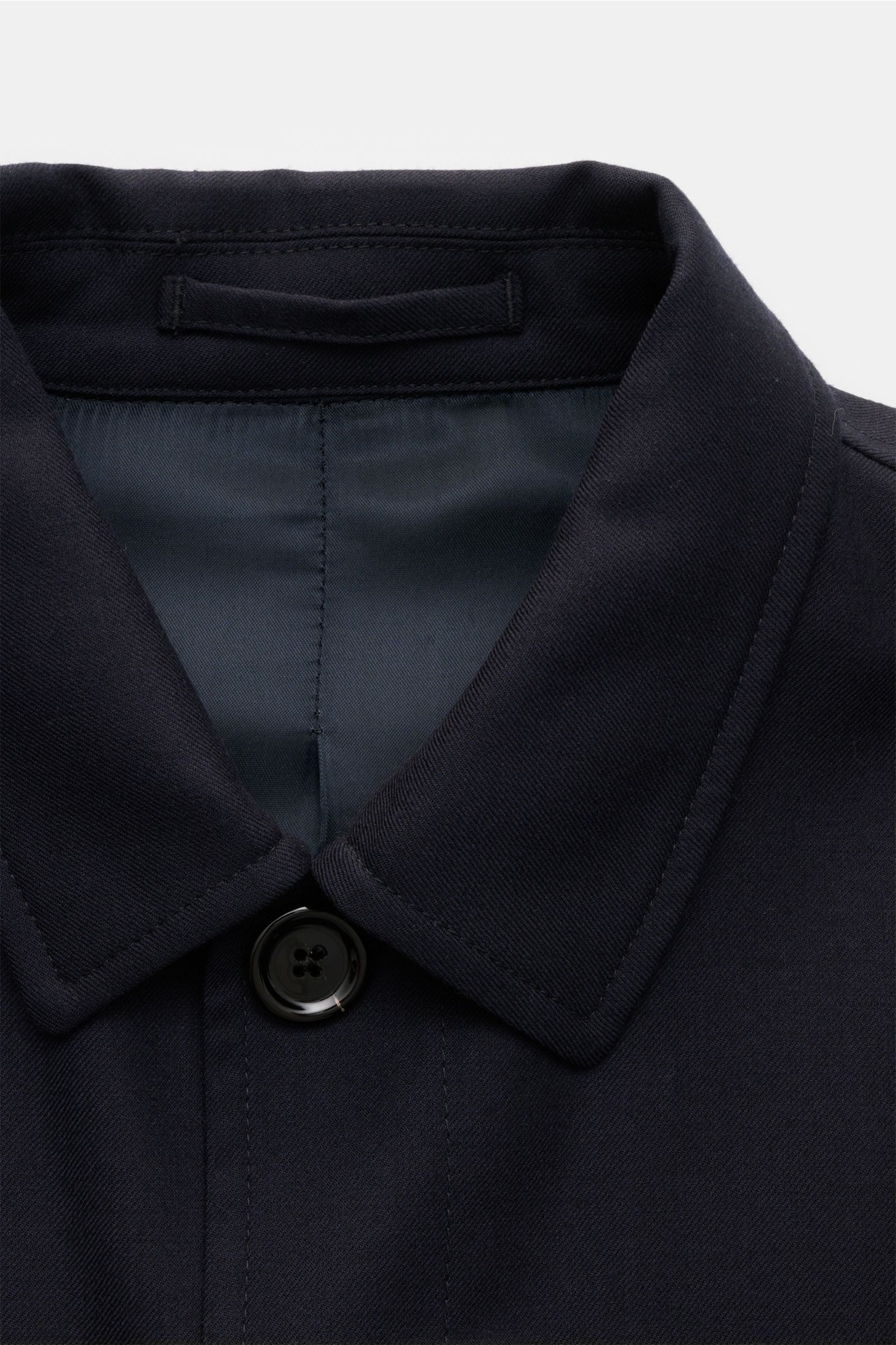 Close-up front view of the collar and top button of Lardini Woll-Overshirt 'Aaansel' navy, made of soft, lightly elastic pure wool flannel. LARDINI präsentiert die elegante Interpretation eines Overshirts – aus leicht elastischer Wolle gefertigt ist es