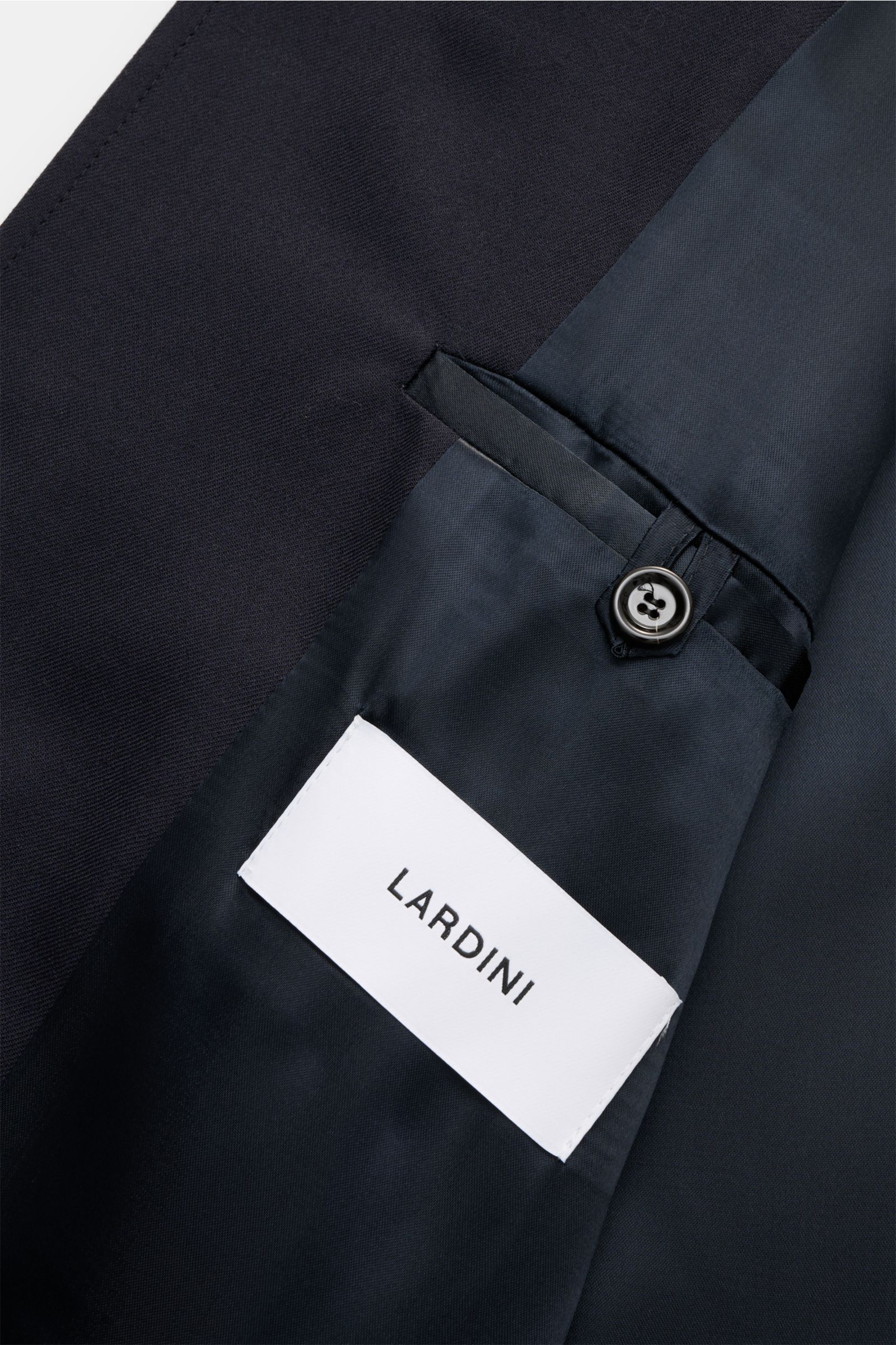 Close-up inside view of the Lardini Woll-Overshirt 'Aaansel' navy, showing smooth lining, inner pocket with button, and brand label.

Description: LARDINI präsentiert die elegante Interpretation eines Overshirts – aus leicht elastischer Wolle gefertigt