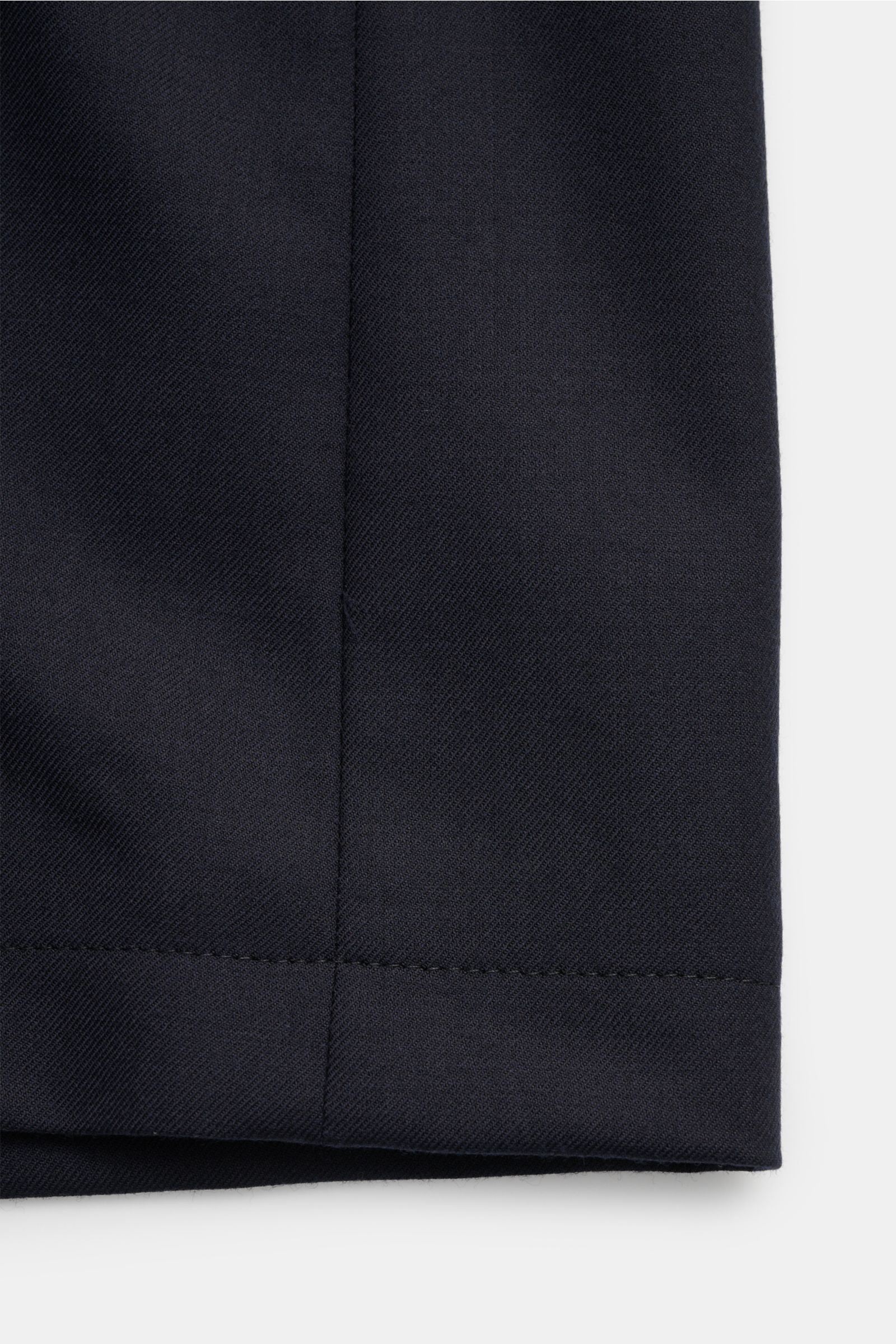 Close-up view of navy fabric hem and seam detail of Lardini Woll-Overshirt 'Aaansel' navy, showcasing fine wool texture and stitching.

LARDINI präsentiert die elegante Interpretation eines Overshirts – aus leicht elastischer Wolle gefertigt ist es als