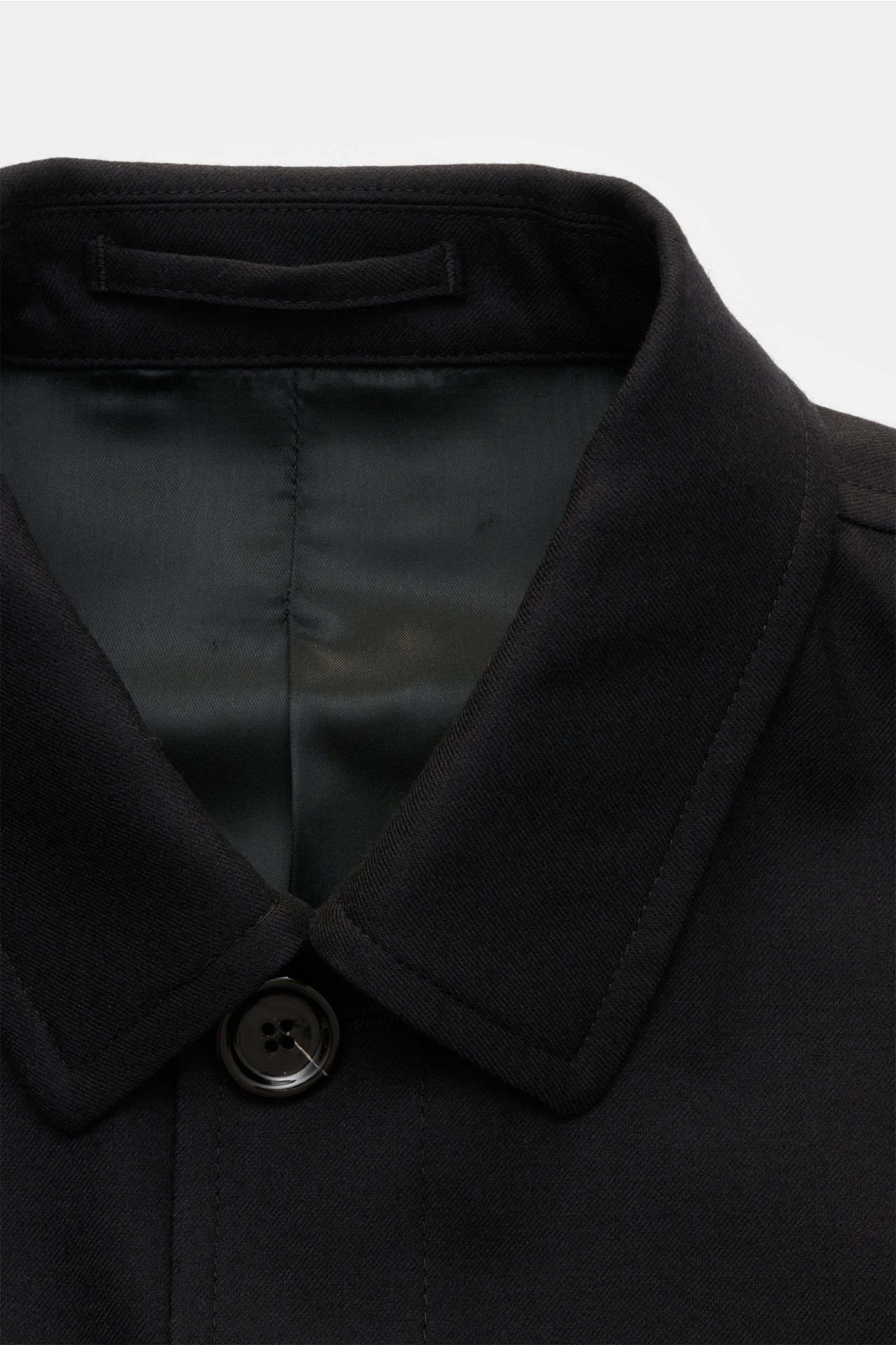 Lardini Woll-Overshirt 'Aaansel' schwarz, Detailaufnahme von Umlegekragen und verdeckter Knopfleiste aus leicht elastischer Schurwolle.