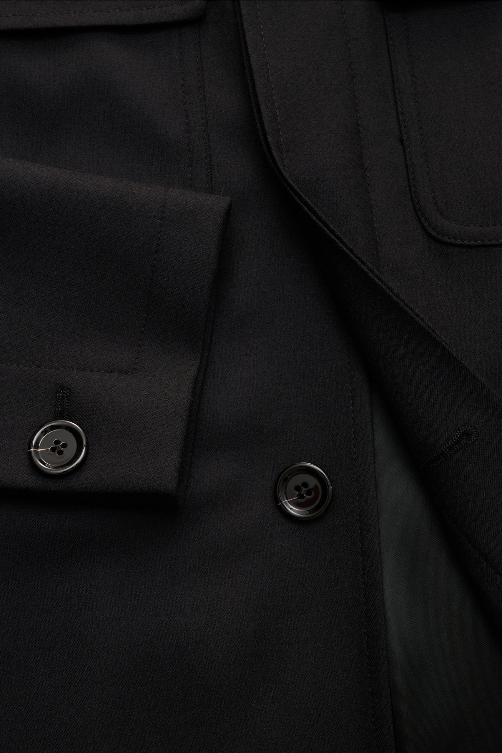 Lardini Woll-Overshirt 'Aaansel' schwarz, Detailaufnahme von Knöpfen, Ärmel mit Knopf, verdeckte Leiste, Kammgarn-Flanell aus Wolle.