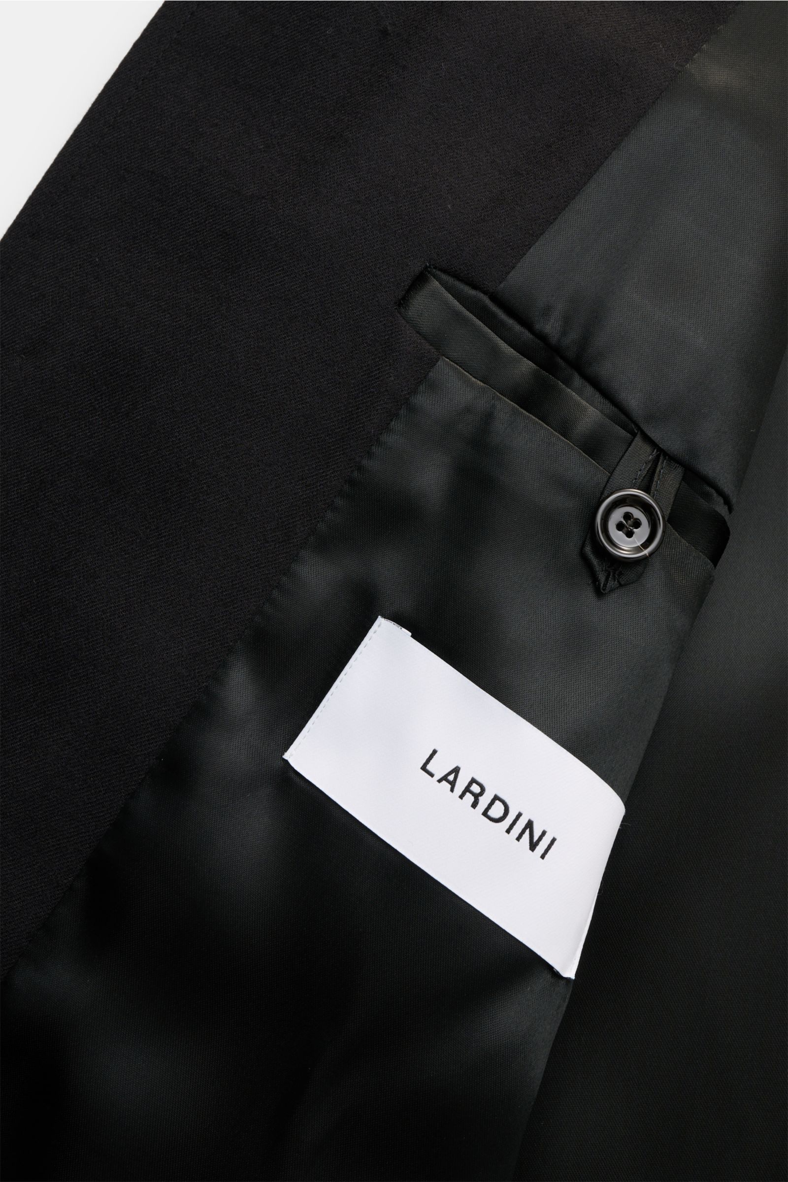 Lardini Woll-Overshirt 'Aaansel' schwarz, Detailaufnahme der Innentasche mit Knopf und Label, weicher Kammgarn-Flanell, Regular Fit.