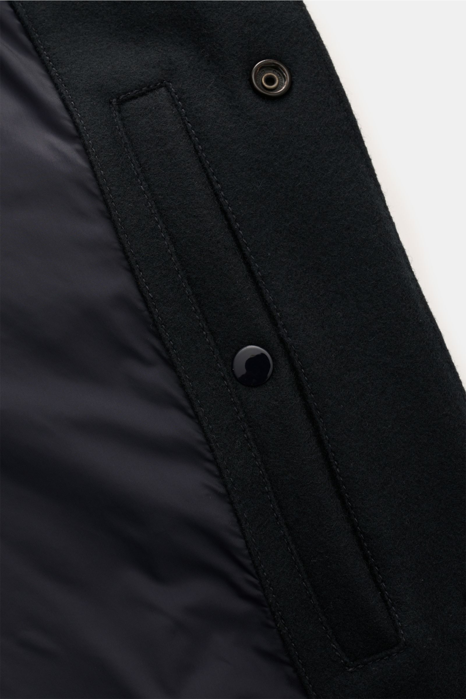 Close-up front interior view of Stone Island Flannel overshirt 'Ghost Piece' dark navy showing snap button placket and soft wool-microfibre fabric.

Pared down to the essentials but unmistakably STONE ISLAND: This overshirt from the 'Ghost Collection' 