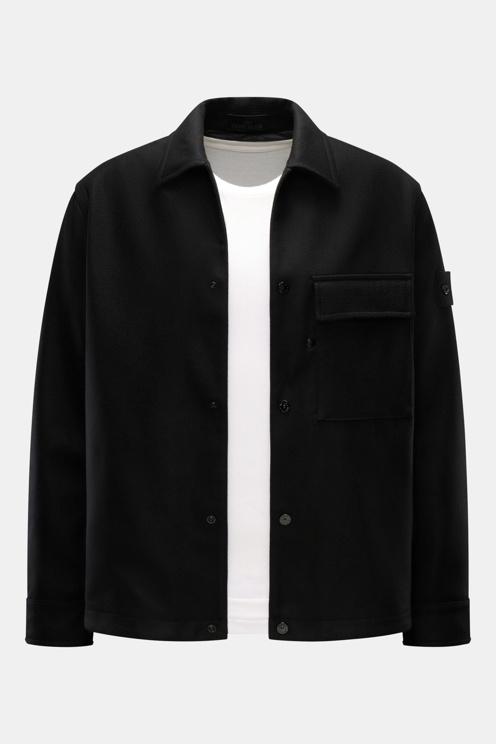 Stone Island Flanell-Overshirt 'Ghost Piece' schwarz, frontal fotografiert, Slim Fit, Wolle/Microfaser, Druckknopfleiste, Brusttasche, tonales Kompass-Badge.