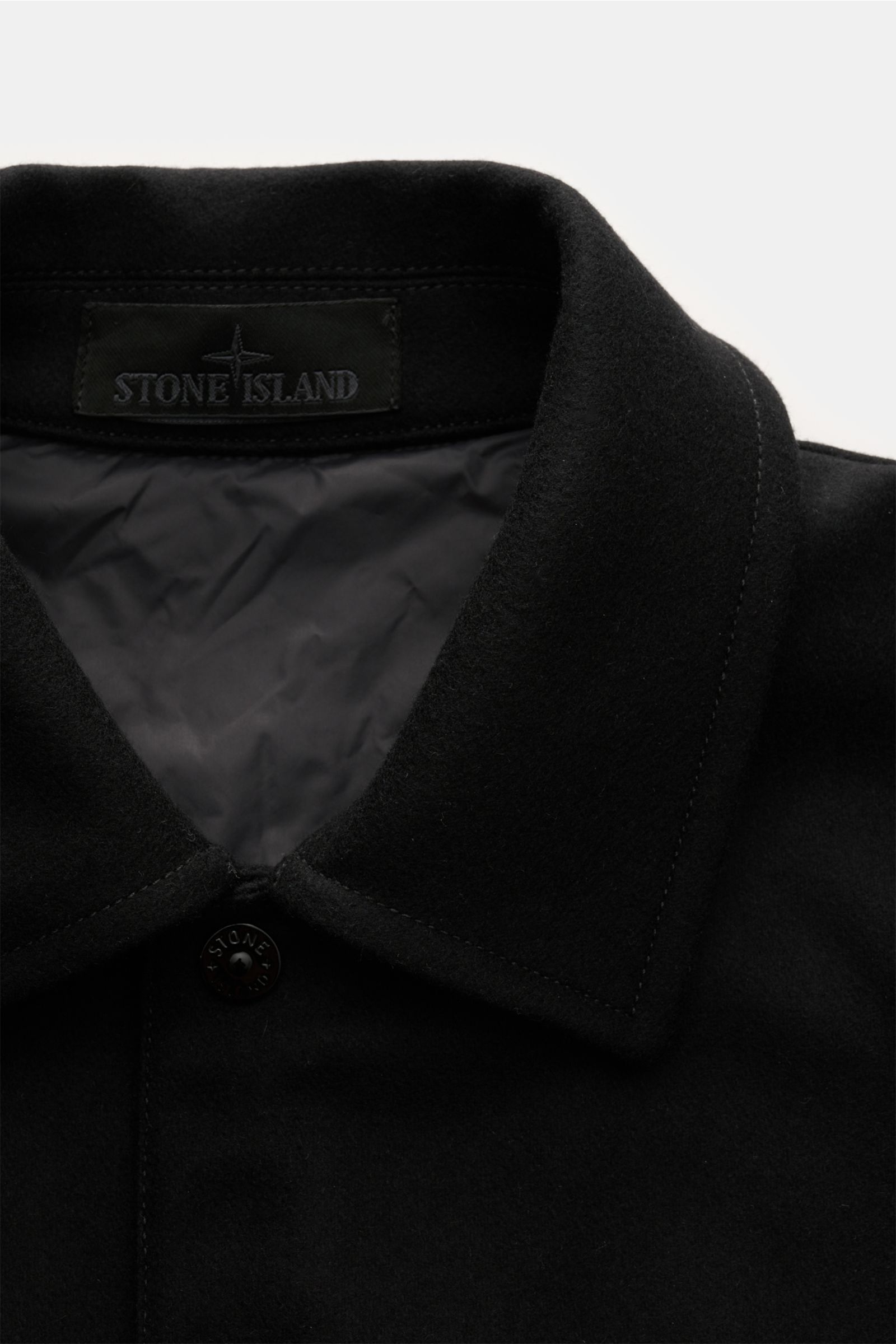 Stone Island Flanell-Overshirt 'Ghost Piece' schwarz, Nahaufnahme Kragen und Druckknopf, Wolle, Microfaser, Slim Fit, Understatement.