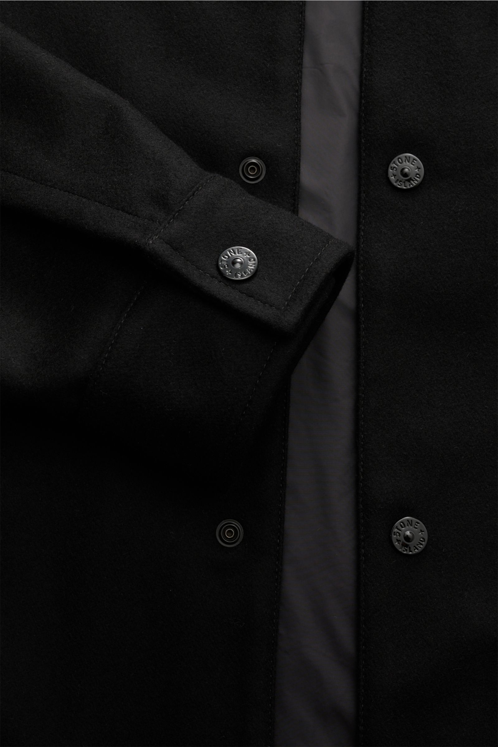 Stone Island Flanell-Overshirt 'Ghost Piece' schwarz, Nahaufnahme von Ärmel und Druckknopfleiste, Wolle mit Microfaser, Slim Fit, Manschette.