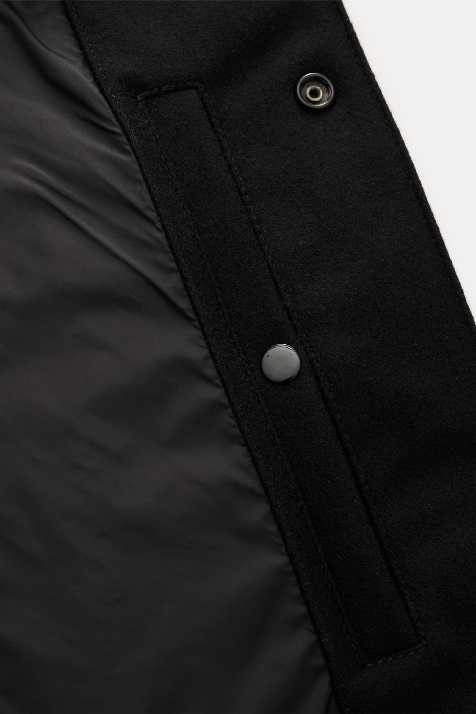 Stone Island Flanell-Overshirt 'Ghost Piece' schwarz, Detailaufnahme Innenfutter und Druckknopfleiste, weicher Woll-Microfaser-Mix, Slim Fit.