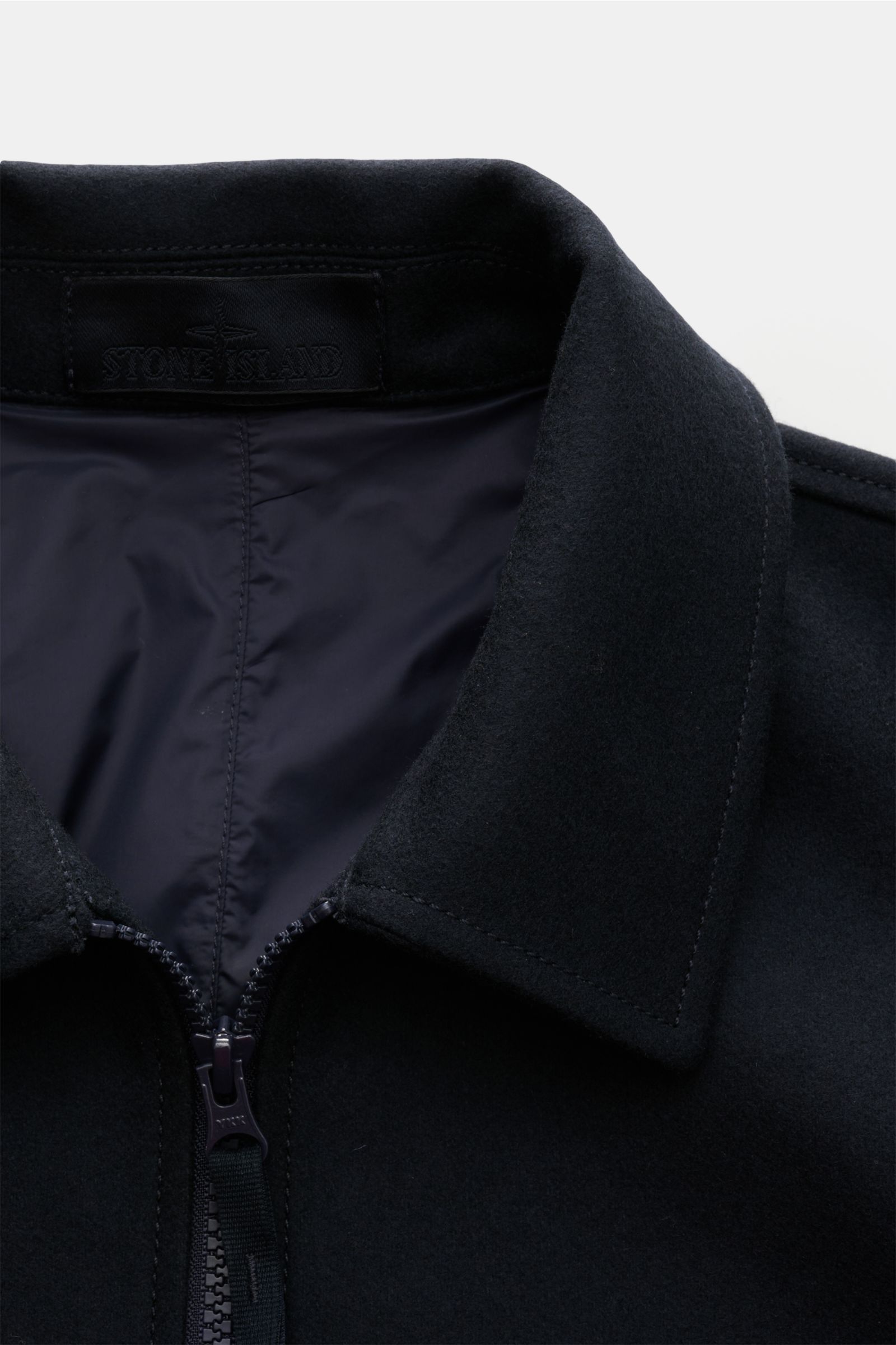 Close-up front view of Stone Island Overshirt 'Ghost Piece' dark navy, showing felted wool collar, robust zipper, and smooth coated lining.

This overshirt by STONE ISLAND in a felted wool blend with a firm feel has an attractive monochrome aesthetic a