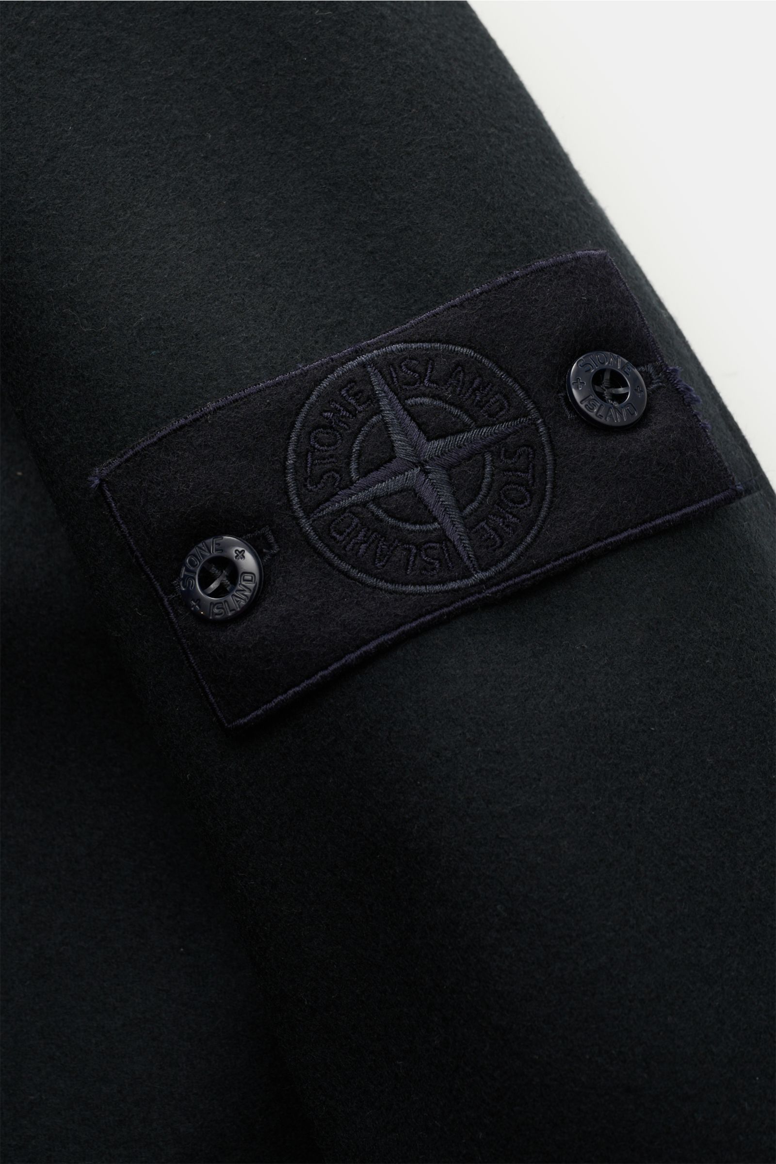 Close-up front-side view of Stone Island Overshirt 'Ghost Piece' dark navy with monochrome logo badge on felted wool blend fabric.

This overshirt by STONE ISLAND in a felted wool blend with a firm feel has an attractive monochrome aesthetic and is par