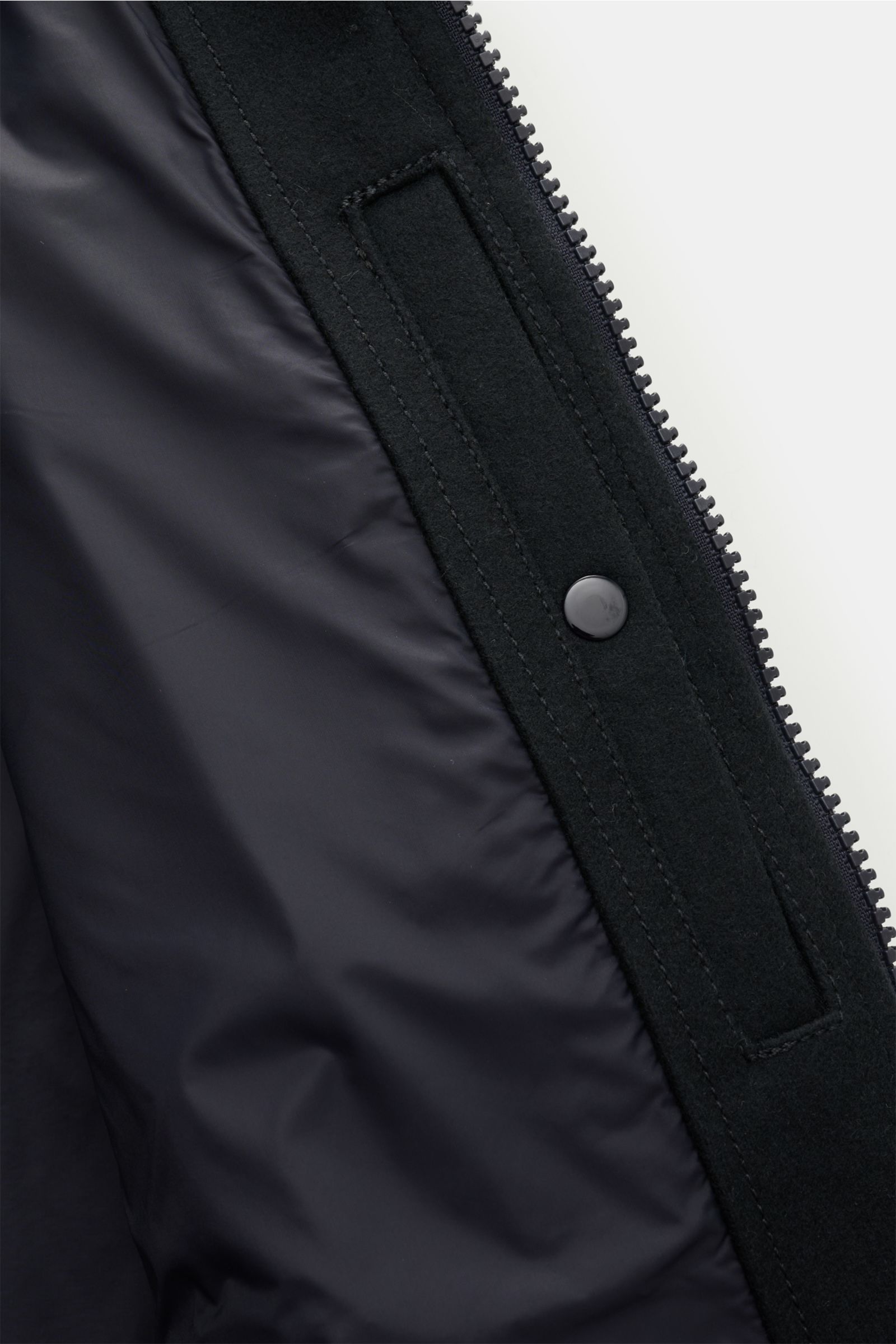 Close-up interior view of the Stone Island Overshirt 'Ghost Piece' dark navy showing smooth coated lining and felted wool blend fabric with snap button.

This overshirt by STONE ISLAND in a felted wool blend with a firm feel has an attractive monochrom