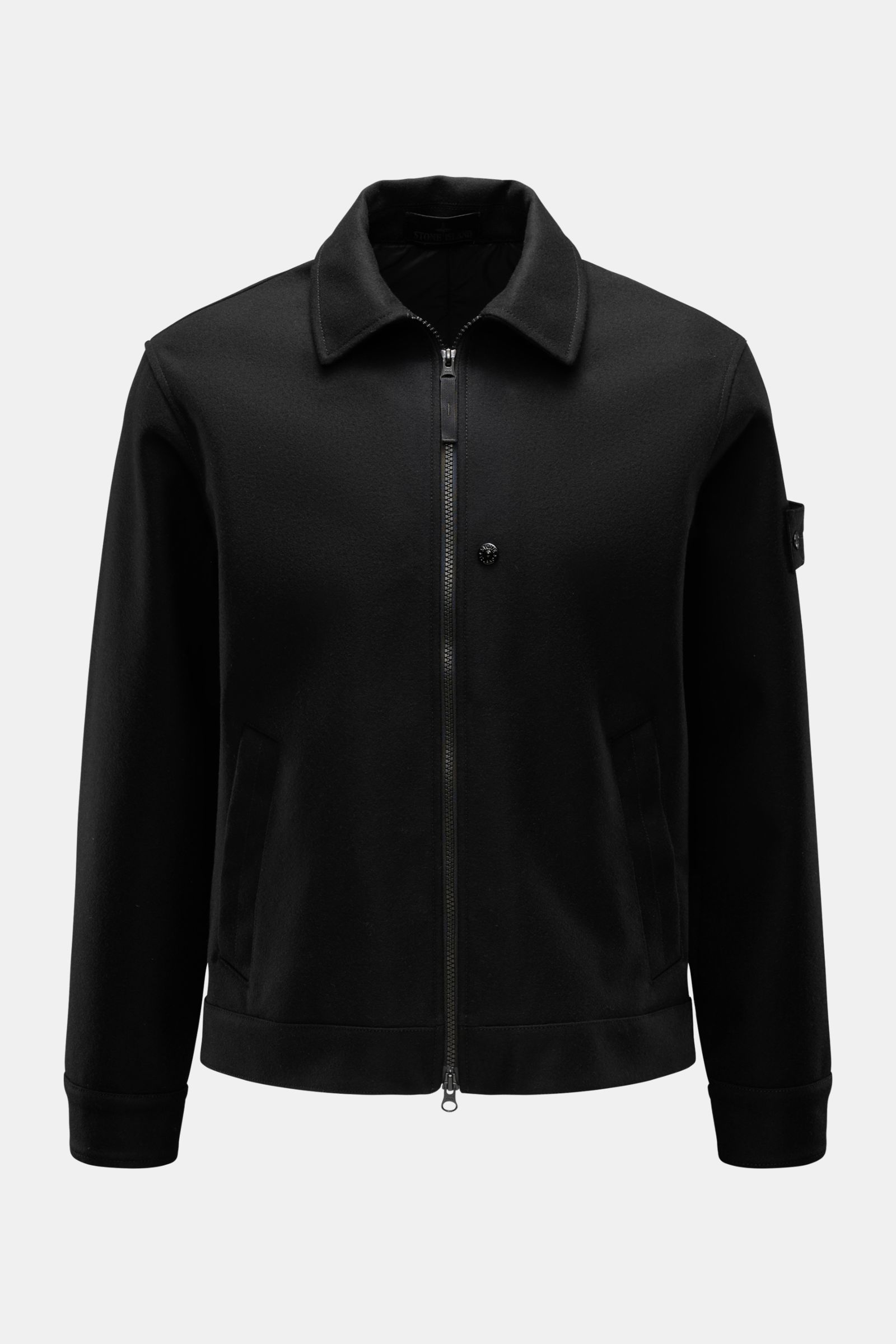 Stone Island Overshirt 'Ghost Piece' schwarz, frontale Ansicht, Woll-Mix, Slim Fit, Zwei-Wege-Reißverschluss, schräg Taschen, monochromes Logo-Badge.