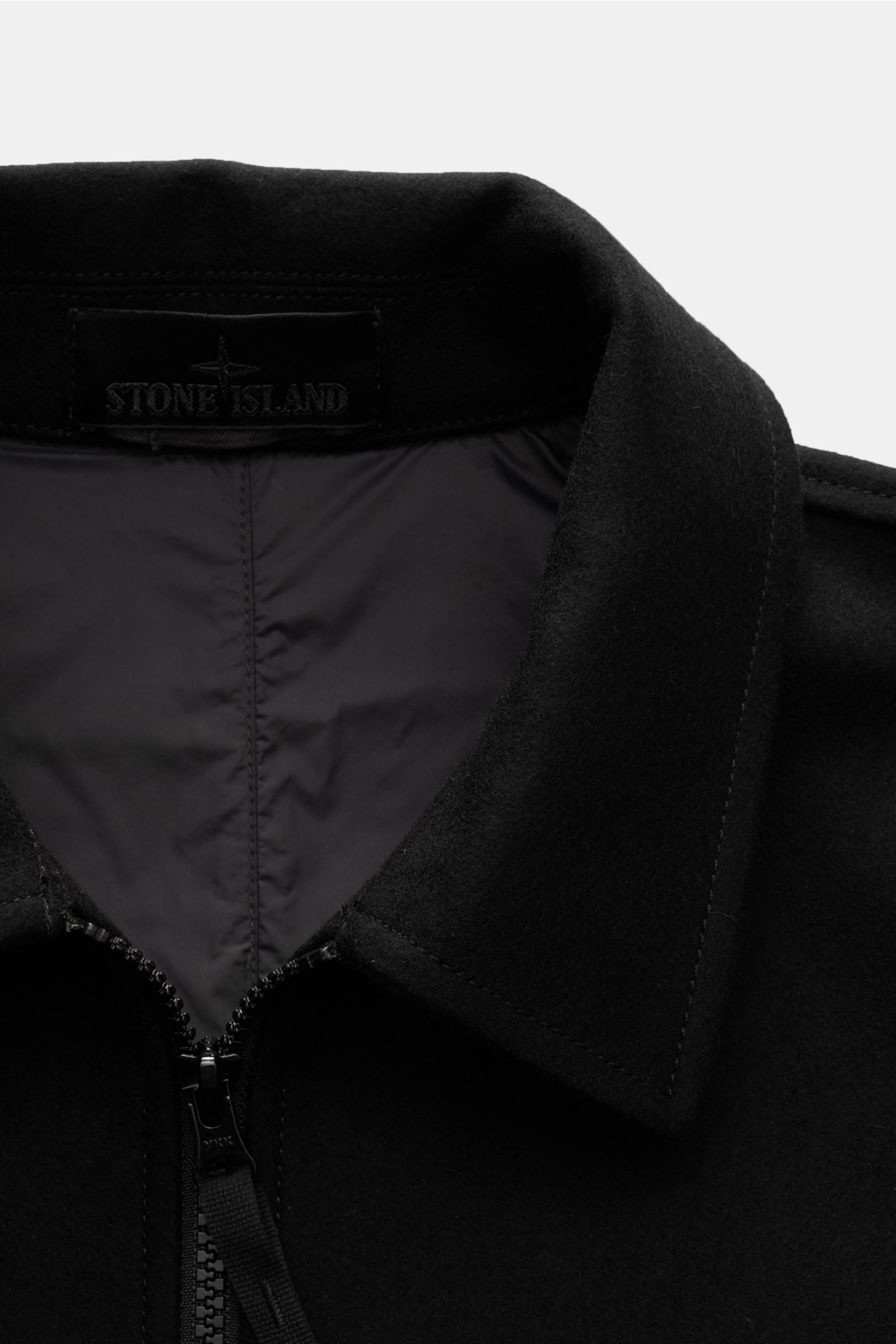 Stone Island Overshirt 'Ghost Piece' schwarz, frontale Nahaufnahme von Umlegekragen und Reißverschluss aus gefilztem Woll-Mix, glattes Futter.