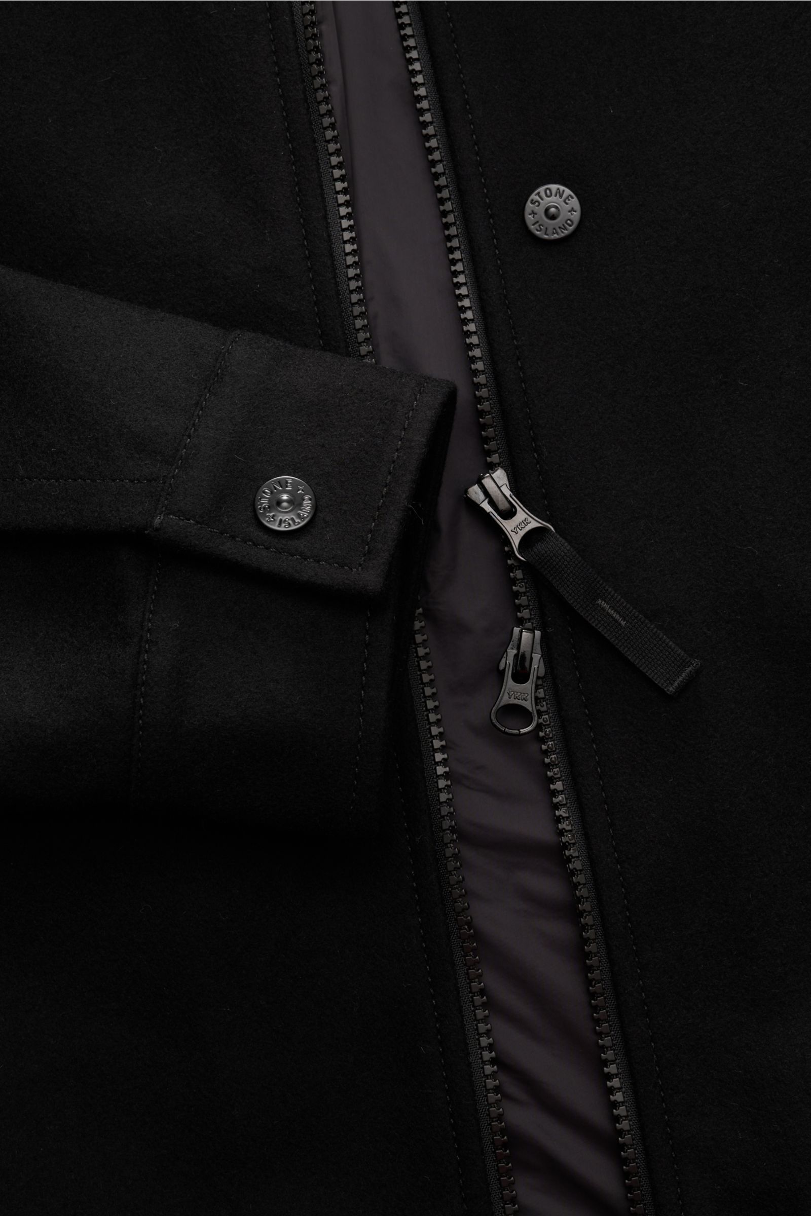 Stone Island Overshirt 'Ghost Piece' schwarz, Detailaufnahme von Reißverschluss, Knopf mit Logo, gefilzter Woll-Mix, Innenfutter, Slim Fit.