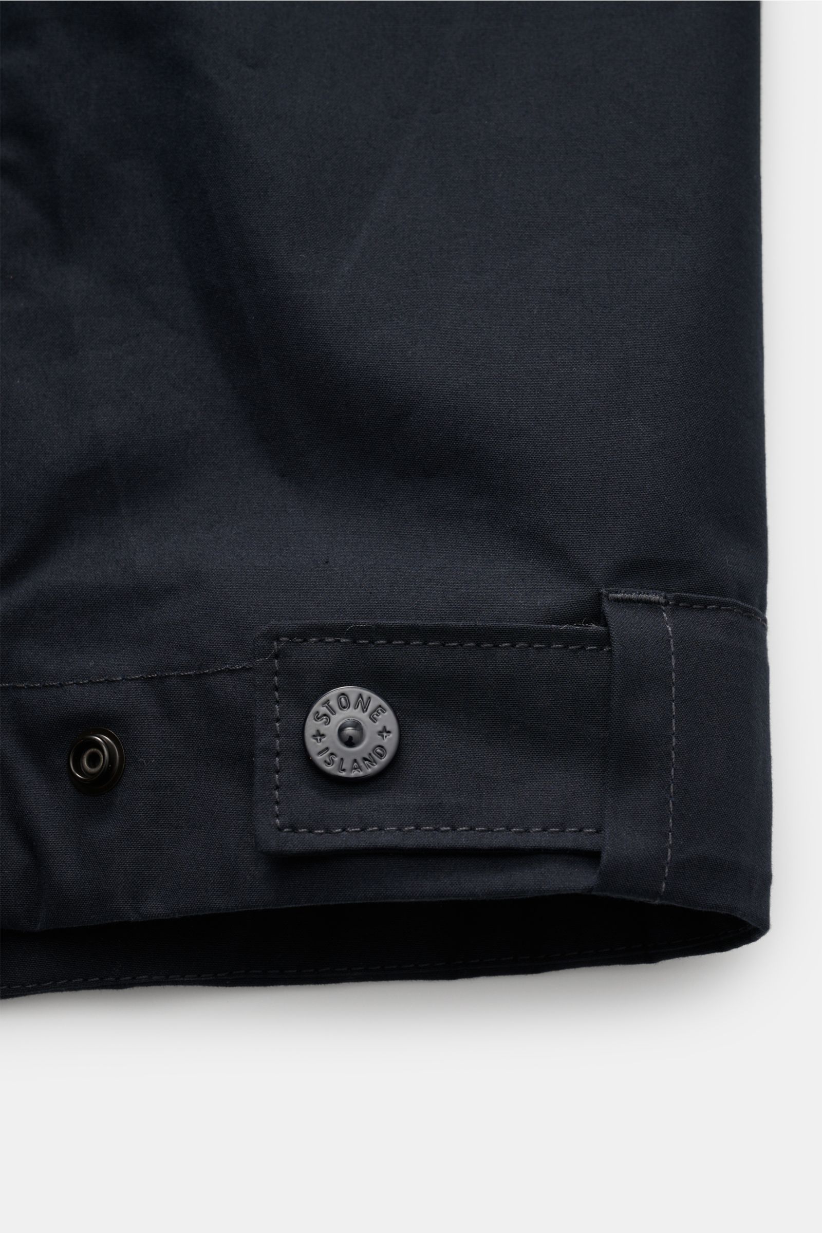 Close-up side view of the cuff with snap button on the Stone Island Overshirt 'Weather Proof Cotton Canvas Ghost Piece' navy.

Get the best casual look for autumn with the overshirt 'Weather Proof Cotton Canvas' from the 'Ghost' collection by STONE ISL