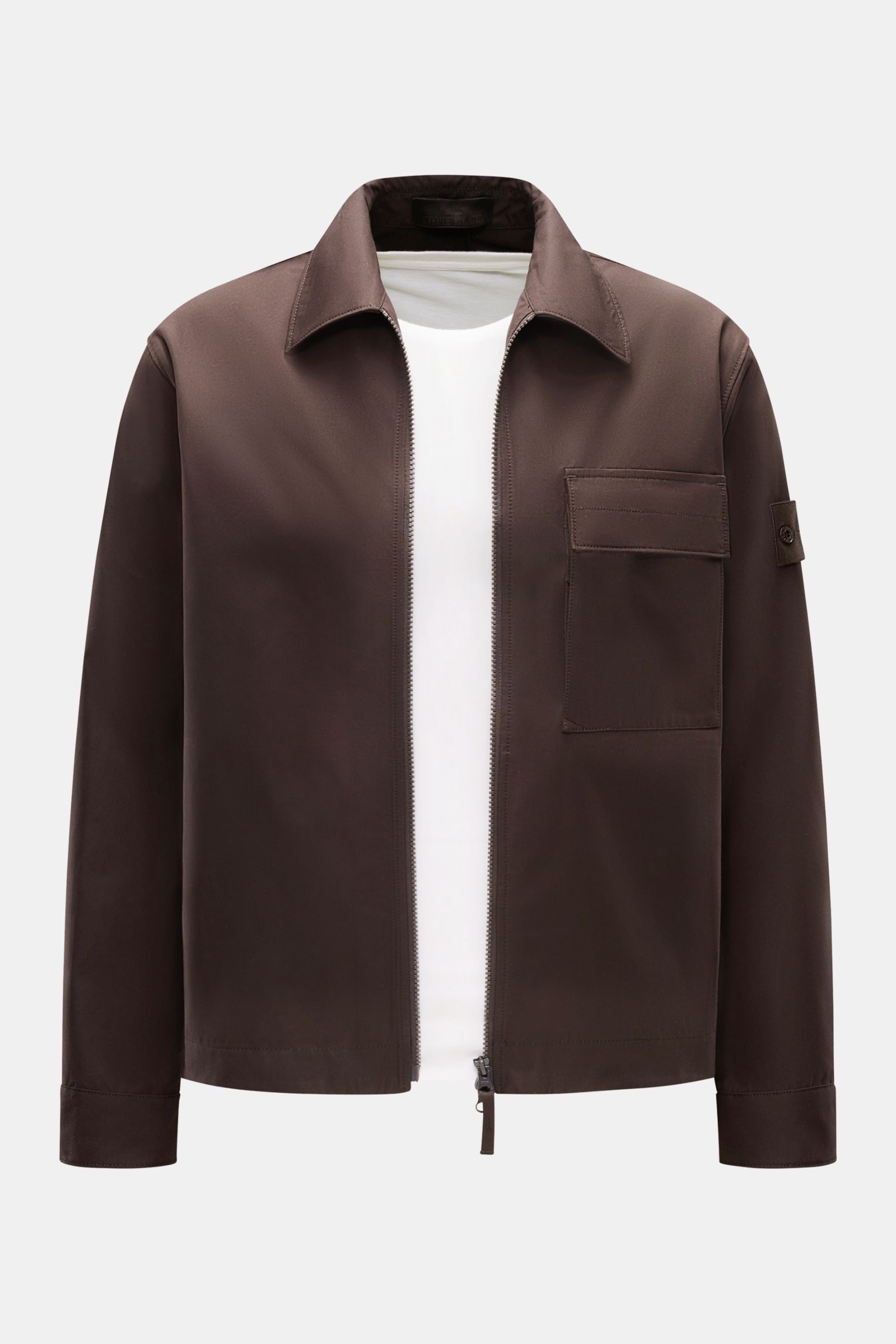 Stone Island Overshirt 'Weather Proof Cotton Canvas Ghost Piece' dunkelbraun, frontal fotografiert, Slim Fit, wind- und wasserabweisend, Brusttasche, tonales Logo-Badge.