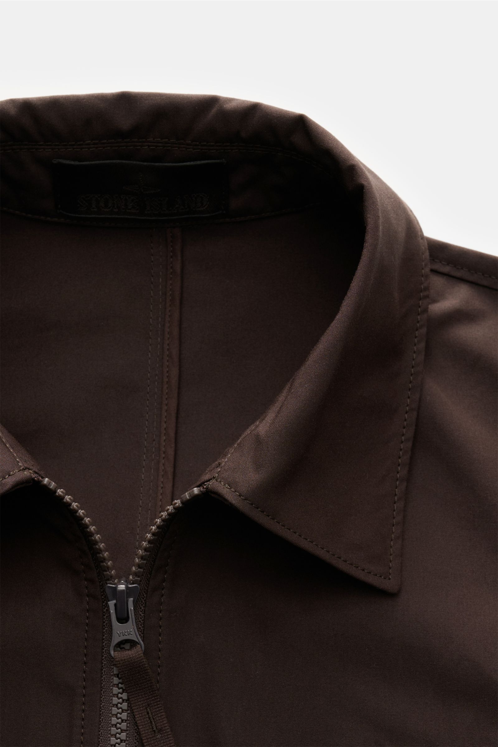 Stone Island Overshirt 'Weather Proof Cotton Canvas Ghost Piece' dunkelbraun, Nahaufnahme von Kragen und Zwei-Wege-Reißverschluss, Baumwoll-Canvas, slim fit, wind- und wasserabweisend.
