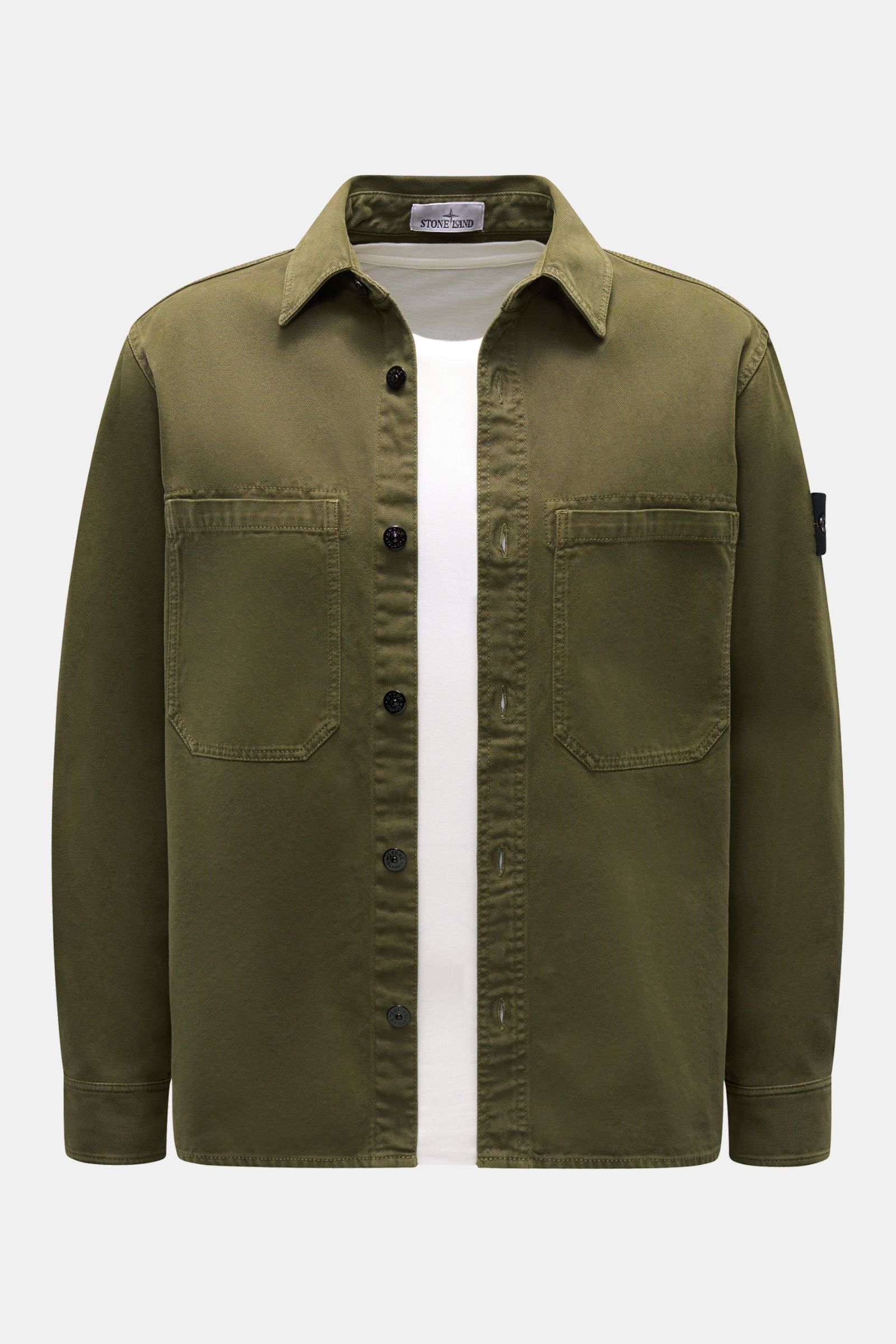 Stone Island Overshirt 'Organic Panama' oliv, Slim Fit, reine Baumwolle, frontale Ansicht, Umlegekragen, sechs Knöpfe, Brusttaschen, Kompass-Badge am Ärmel.