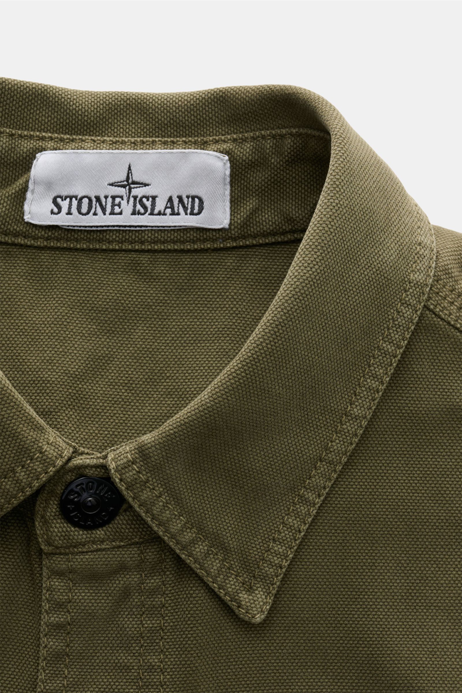 Nahaufnahme des olivfarbenen Stone Island Overshirt 'Organic Panama' mit Umlegekragen, Slim Fit und reiner Baumwolle.