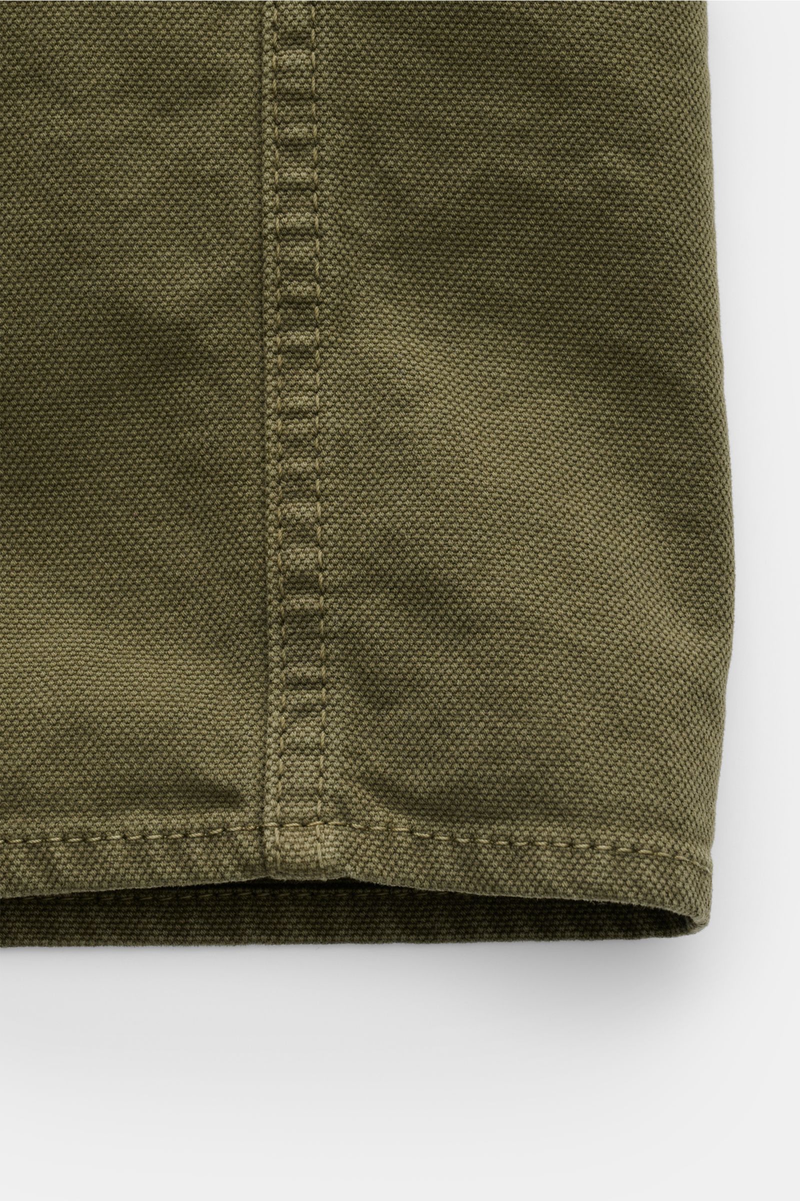 Alt-Tag (max. 125 Zeichen): Detailaufnahme des Stone Island Overshirt 'Organic Panama' oliv aus reiner Baumwolle mit feiner Struktur und Naht.