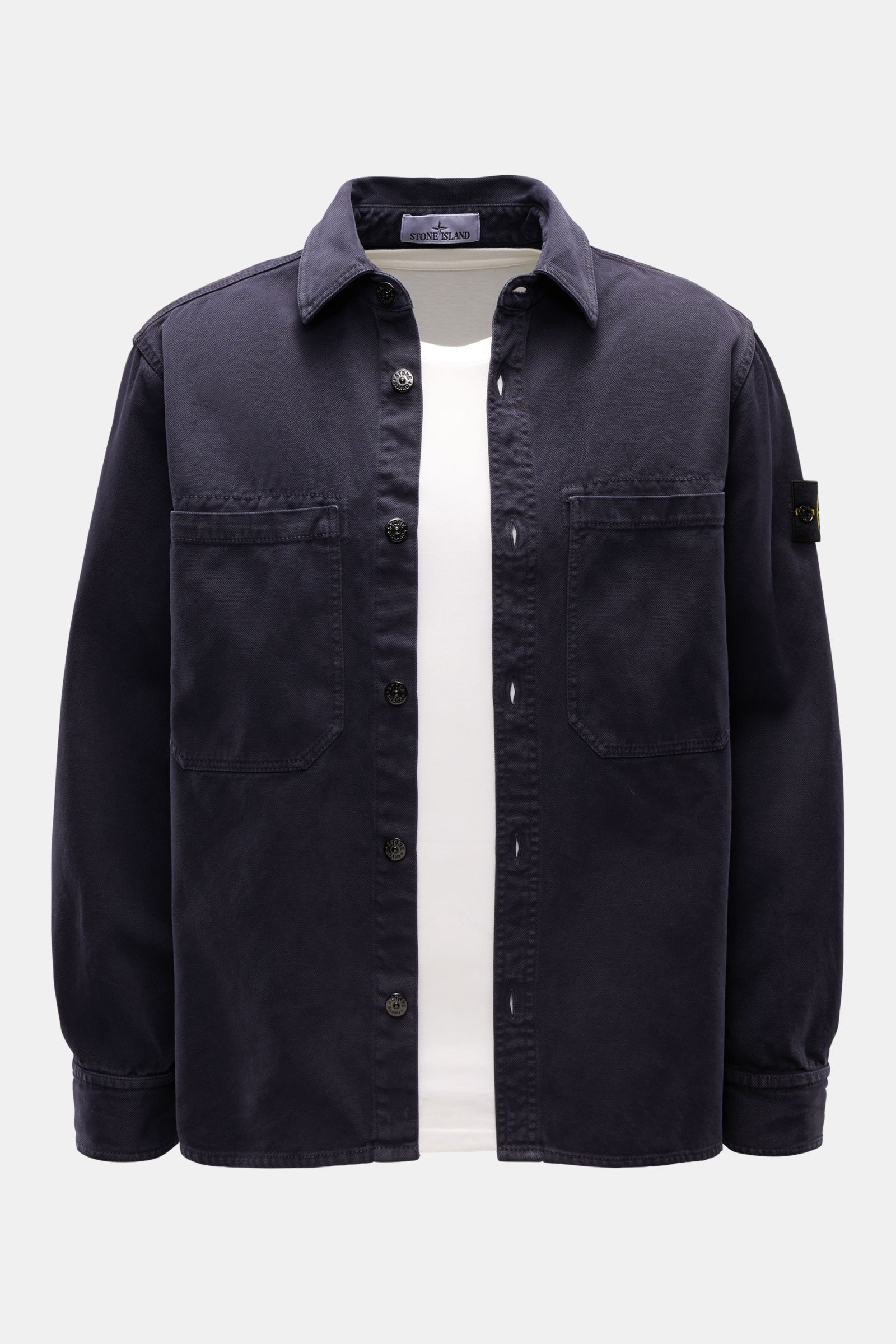 Frontansicht des Stone Island Overshirt 'Organic Panama' navy aus reiner Baumwolle, Slim Fit, mit Umlegekragen, sechs Knöpfen, aufgesetzten Fronttaschen, Kompass-Badge am Oberarm und Manschettenärmeln.
