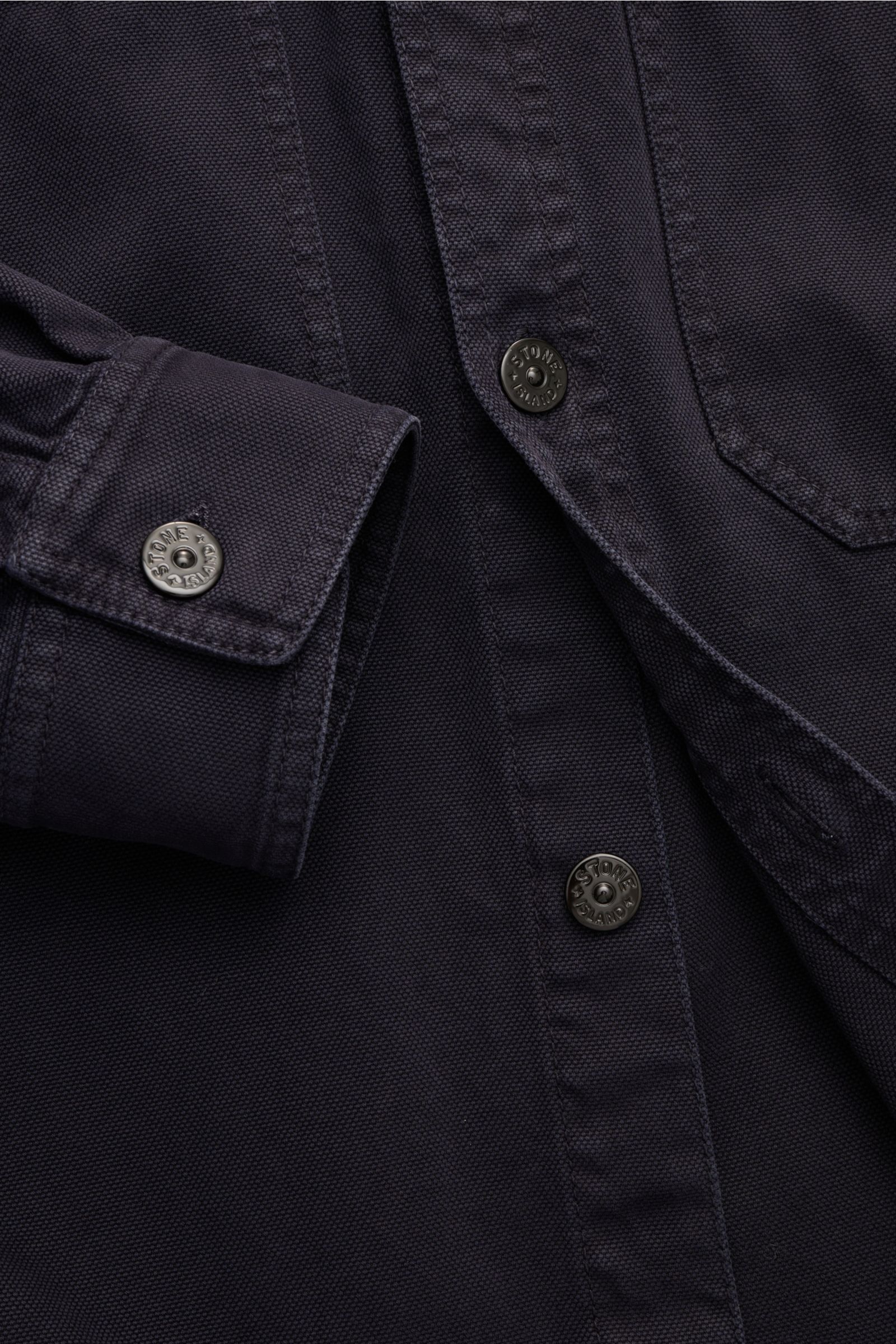 Nahaufnahme des Stone Island Overshirt 'Organic Panama' navy aus reiner Baumwolle mit Slim Fit, Sechs-Knopf-Leiste und Manschetten.