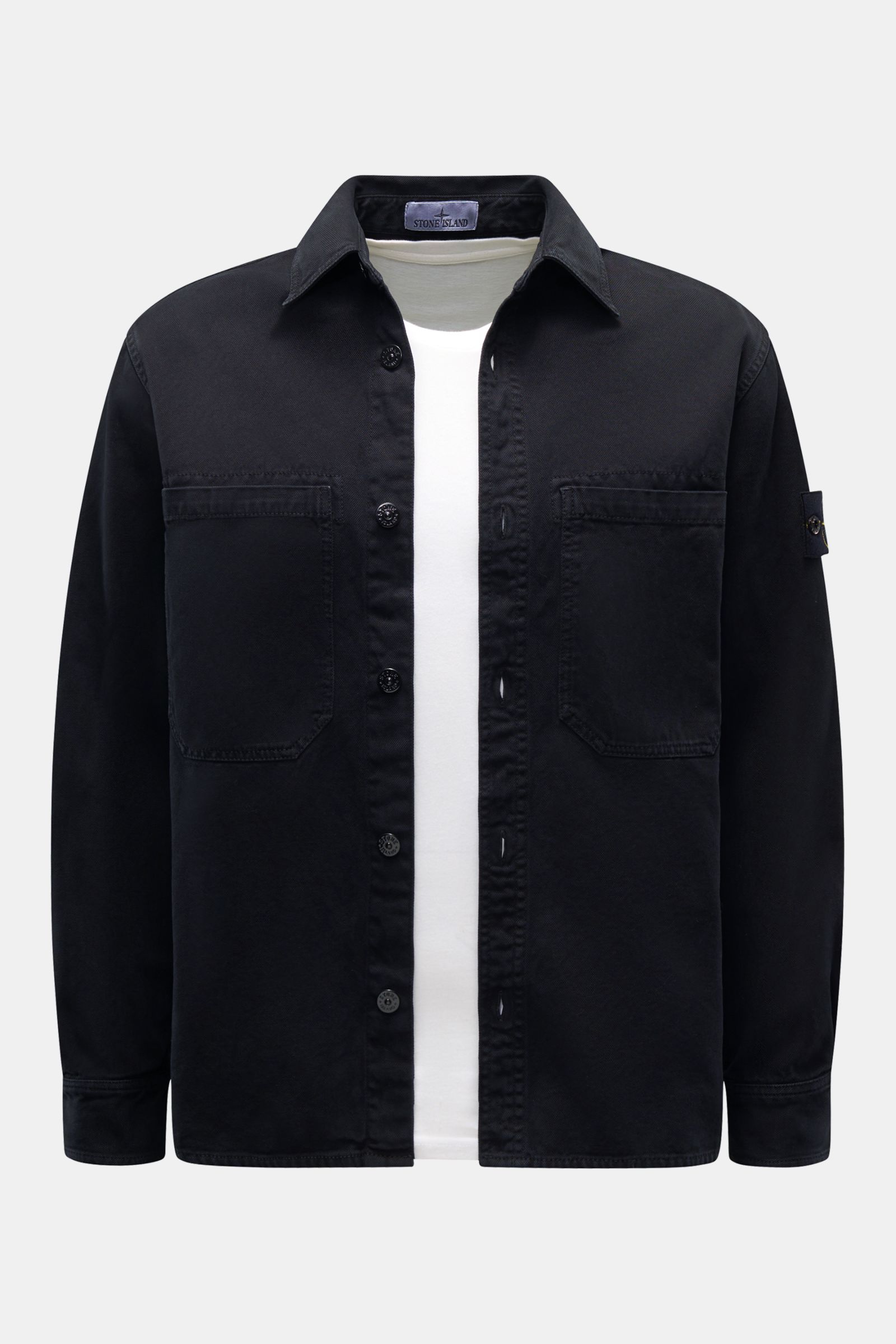 Stone Island Overshirt 'Organic Panama' schwarz, Slim Fit aus reiner Baumwolle, mit Umlegekragen, sechs Knöpfen, Fronttaschen und Kompass-Badge, Frontansicht.