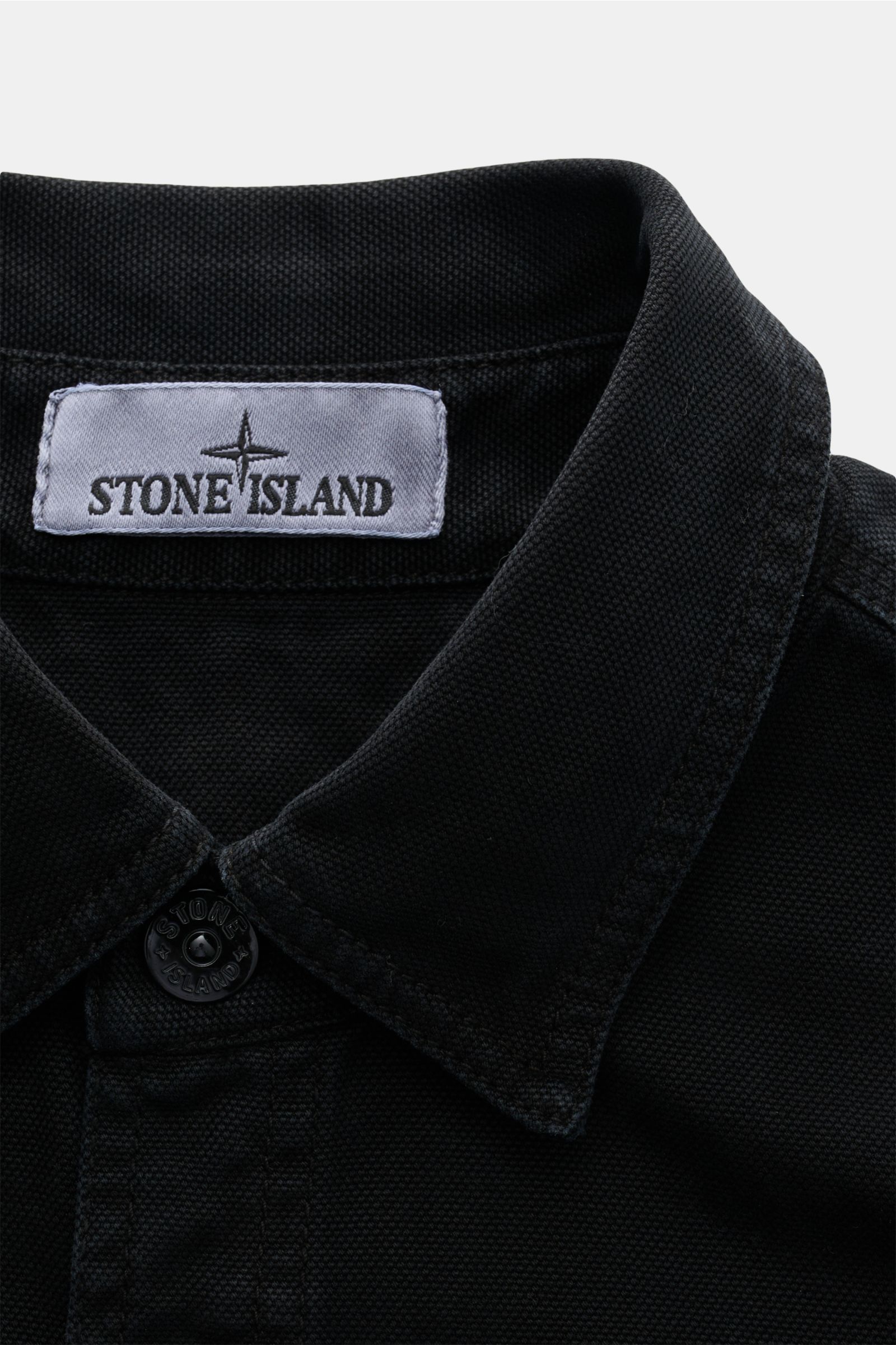 Stone Island Overshirt 'Organic Panama' schwarz, Detailaufnahme des Umlegekragens aus reiner Baumwolle mit Slim Fit, weichem Griff und Six-Knopf-Leiste.