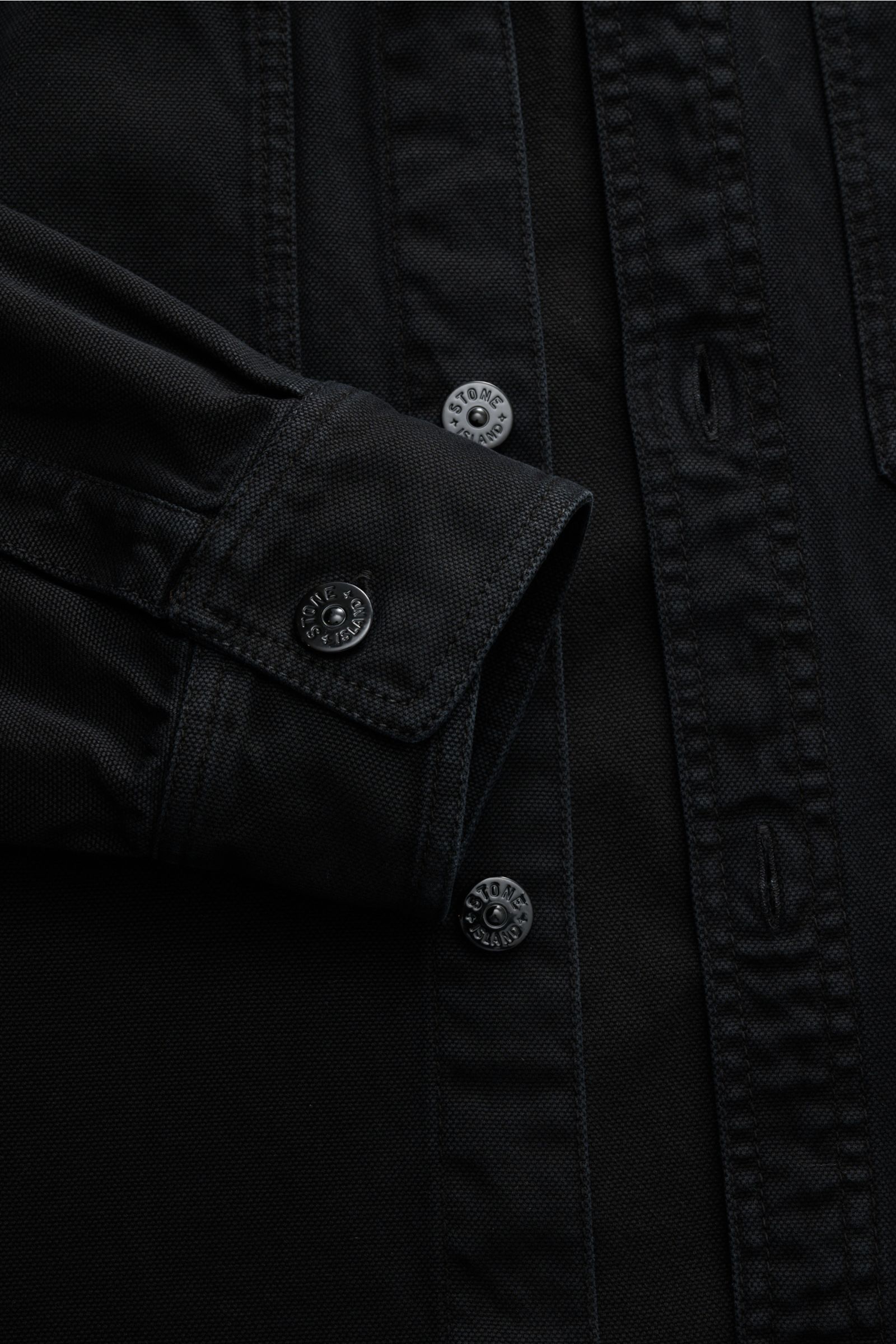 Nahaufnahme des Stone Island Overshirts 'Organic Panama' schwarz von vorne schräg, reine Baumwolle, Slim Fit, Manschette mit Knopf.