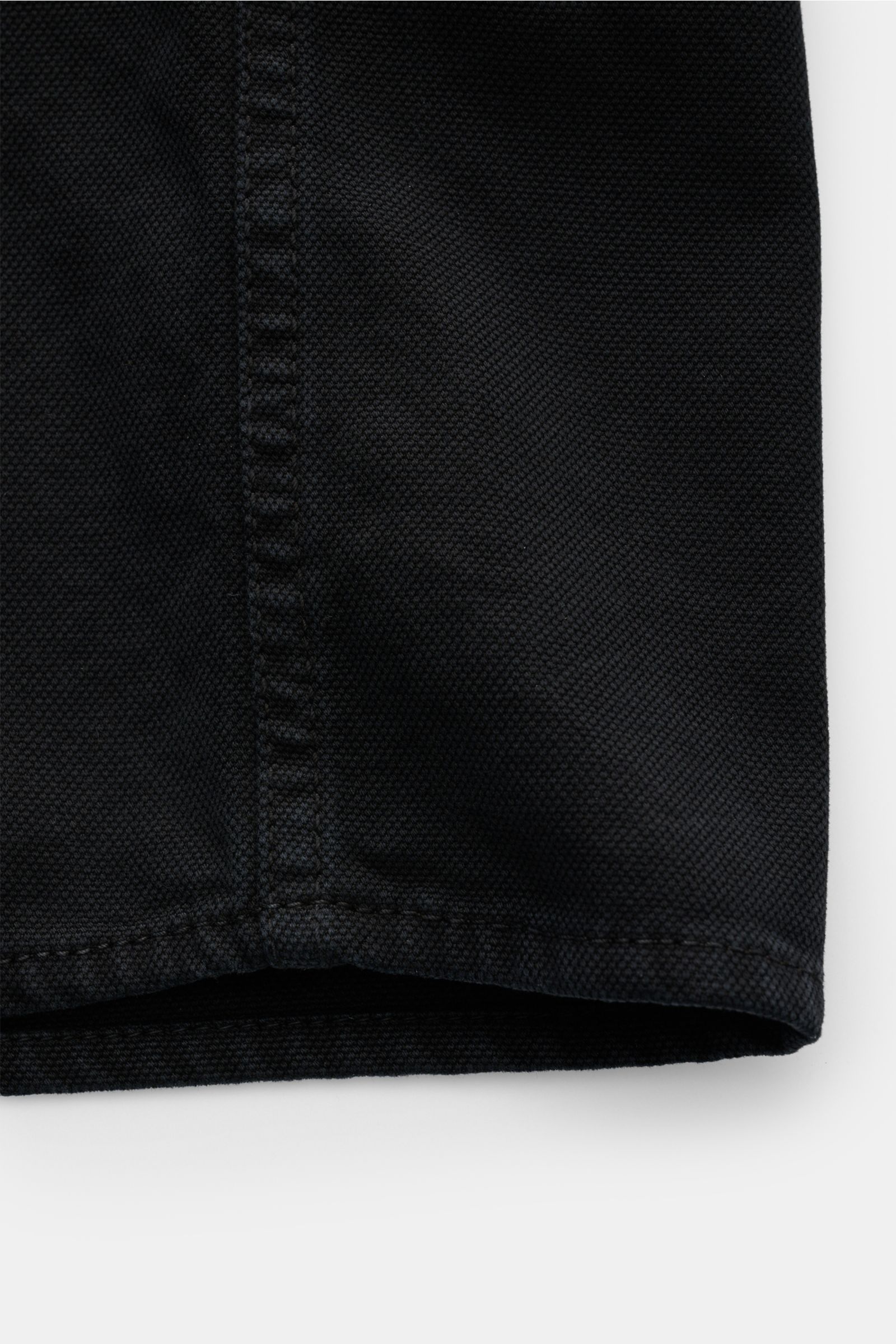 Schwarzer Stoffdetail-Ausschnitt des Stone Island Overshirt 'Organic Panama' schwarz aus reiner Baumwolle mit weichem Griff, Slim Fit, aufgenommen in Nahaufnahme.