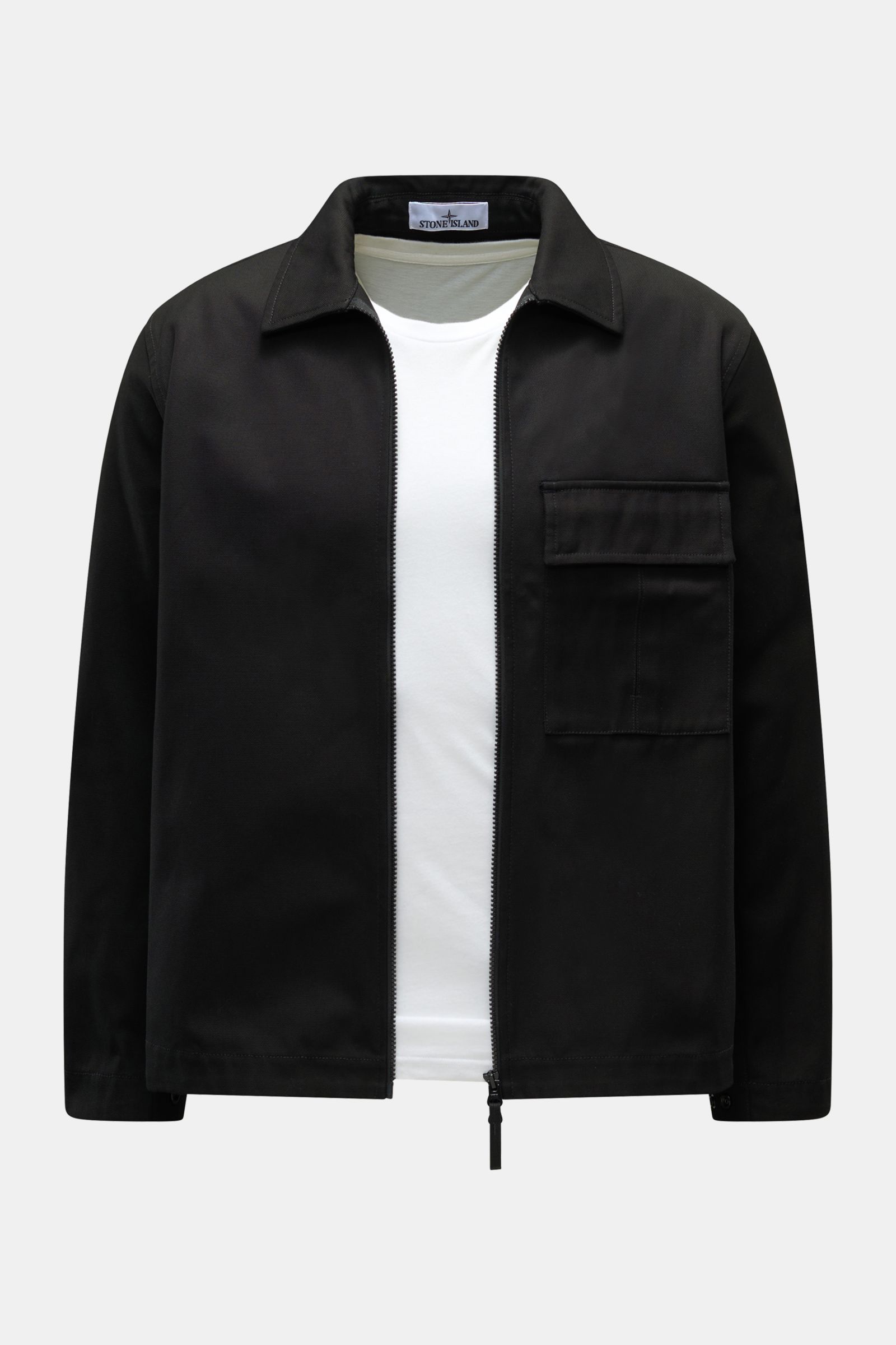Front view of Stone Island Overshirt 'Panama Cotton' schwarz in black cotton canvas with a slim fit, two-way zipper, chest pocket with flap, collar, and adjustable cuffs.  
Robustes Overshirt: Dieser Hybrid in typischer STONE ISLAND-Manier ist aus Baumwol