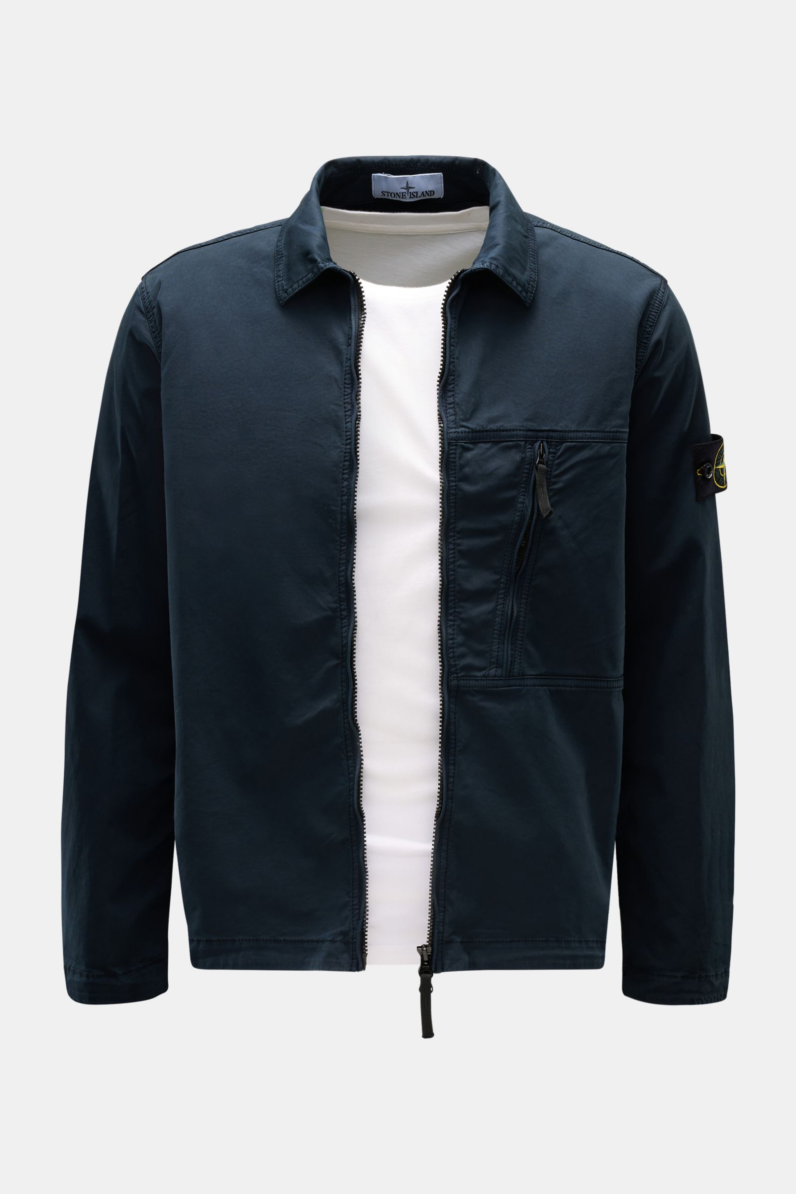 Stone Island Overshirt navy, Frontalansicht, Twill aus reiner Baumwolle, elastisch, weich, sehr leicht, garment dyed, Slim Fit, Zwei-Wege-Reißverschluss, Umlegekragen, Brusttasche mit Zipper, Kompass-Badge am Ärmel, regulierbare Ärmelabschlüsse mit Druckk