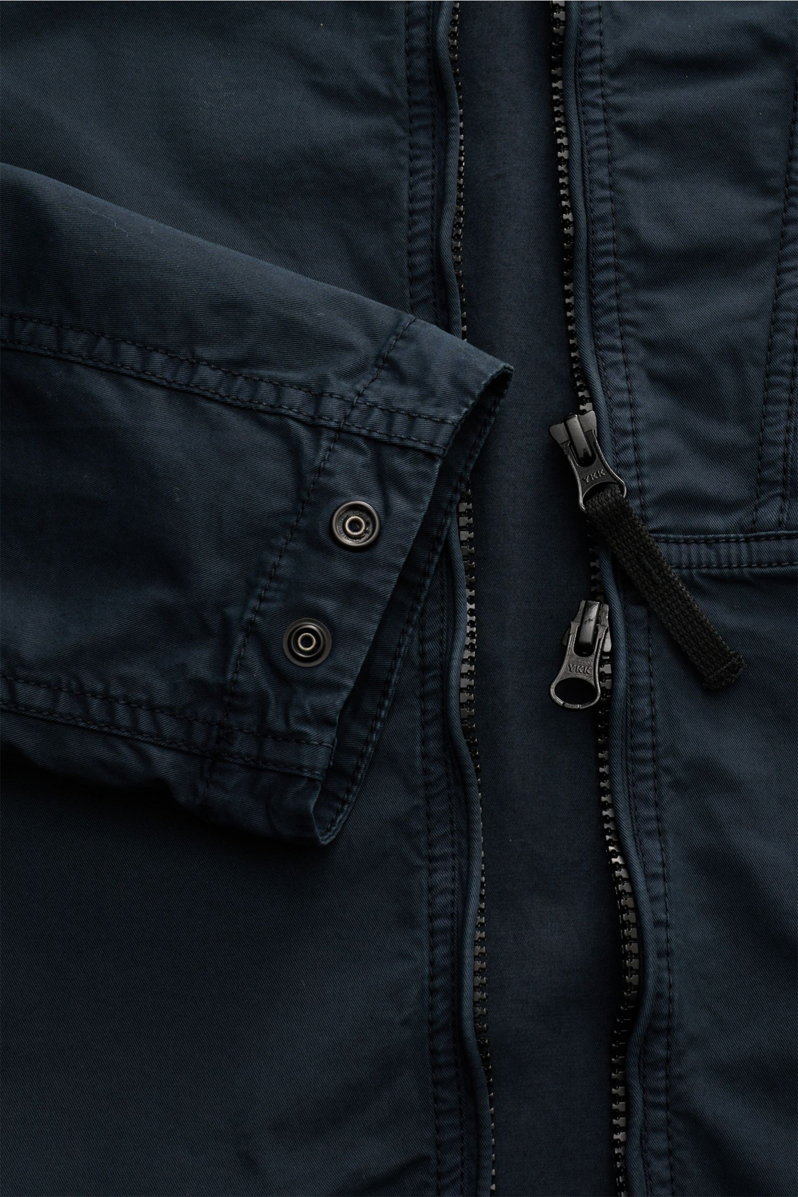 Nahaufnahme von Stone Island Overshirt navy aus Twill-Baumwolle, Slim Fit, garment dyed, mit Zwei-Wege-Reißverschluss, Umlegekragen, Brusttasche mit Zipper, Kompass-Badge am Ärmel, elastischer, weicher, sehr leichter Qualität und regulierbaren Ärmelabschl