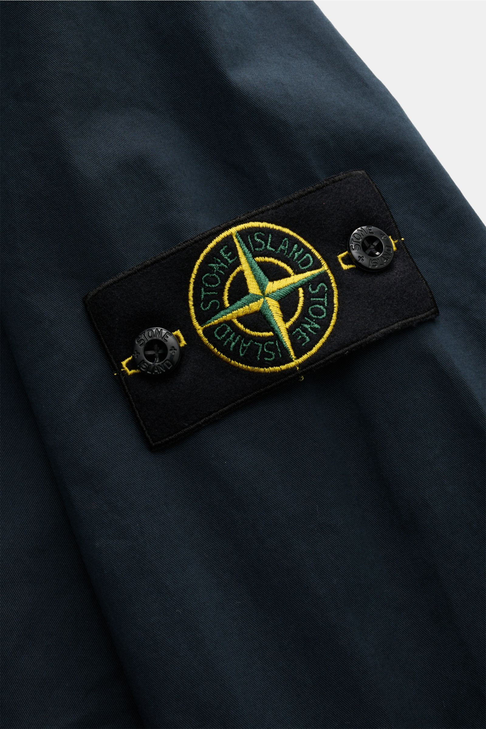 Nahaufnahme des Stone Island Overshirt navy in Twill aus reiner Baumwolle mit weichem Griff, Slim Fit und typischem Kompass-Badge am Ärmel.