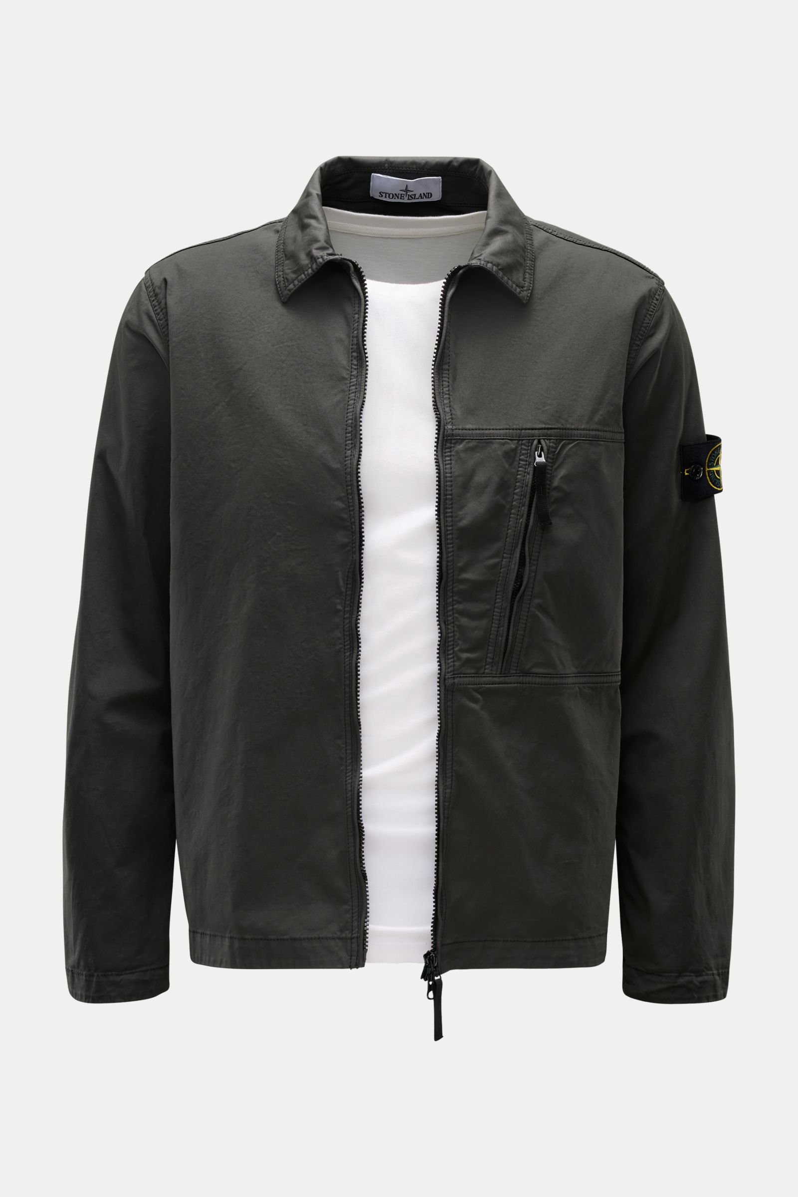 Front view of Stone Island Overshirt graugrün in twill aus reiner Baumwolle, elastische Qualität, weicher Griff, sehr leichte Qualität, garment dyed, Slim Fit, two-way zipper, Umlegekragen, Brusttasche mit Zipper, typisches Kompass-Badge am Ärmel, regulie