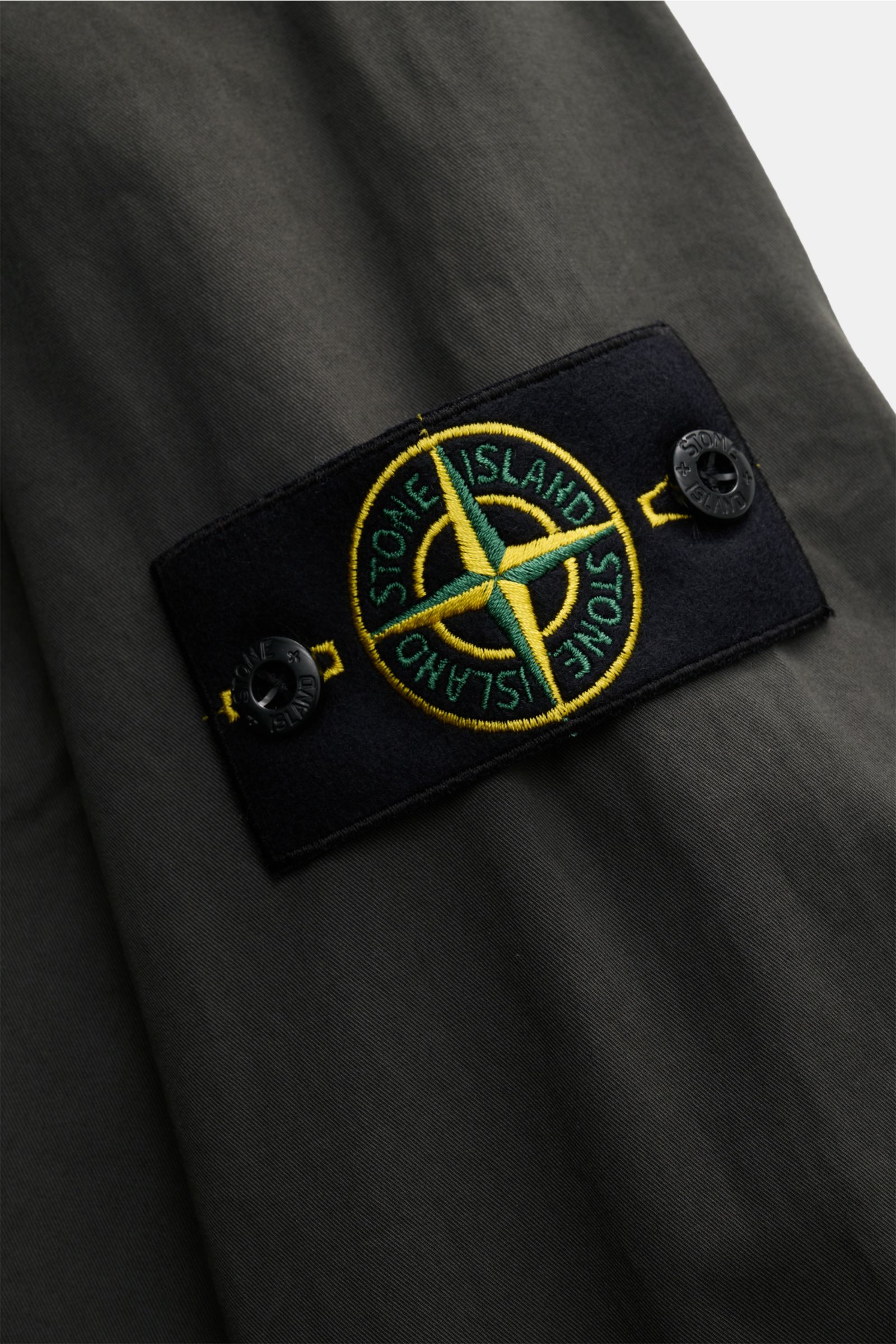 Stone Island Overshirt graugrün close-up from front side showing compass badge on sleeve made of twill aus reiner Baumwolle, elastische Qualität, weicher Griff, sehr leichte Qualität, garment dyed, Slim Fit, Zwei-Wege-Reißverschluss, Umlegekragen, Brustta